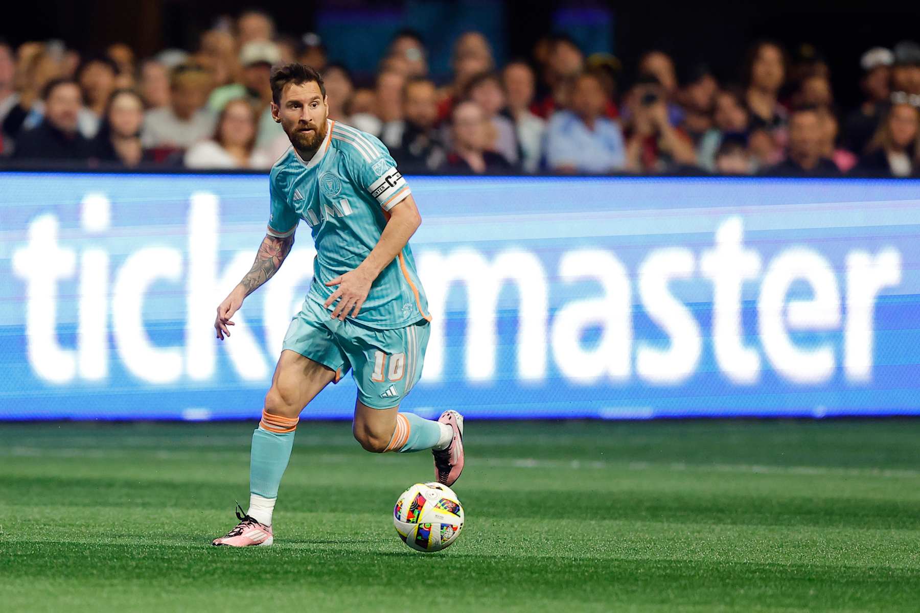 ATLANTA, GEORGIA - NOVEMBER 02: Lionel Messi #10 of Inter Miami dribbles the ball against Atlanta United during the first half of the 2024 MLS Cup Playoffs at Mercedes-Benz Stadium on November 02, 2024 in Atlanta, Georgia.  (Photo by Todd Kirkland/Getty Images)