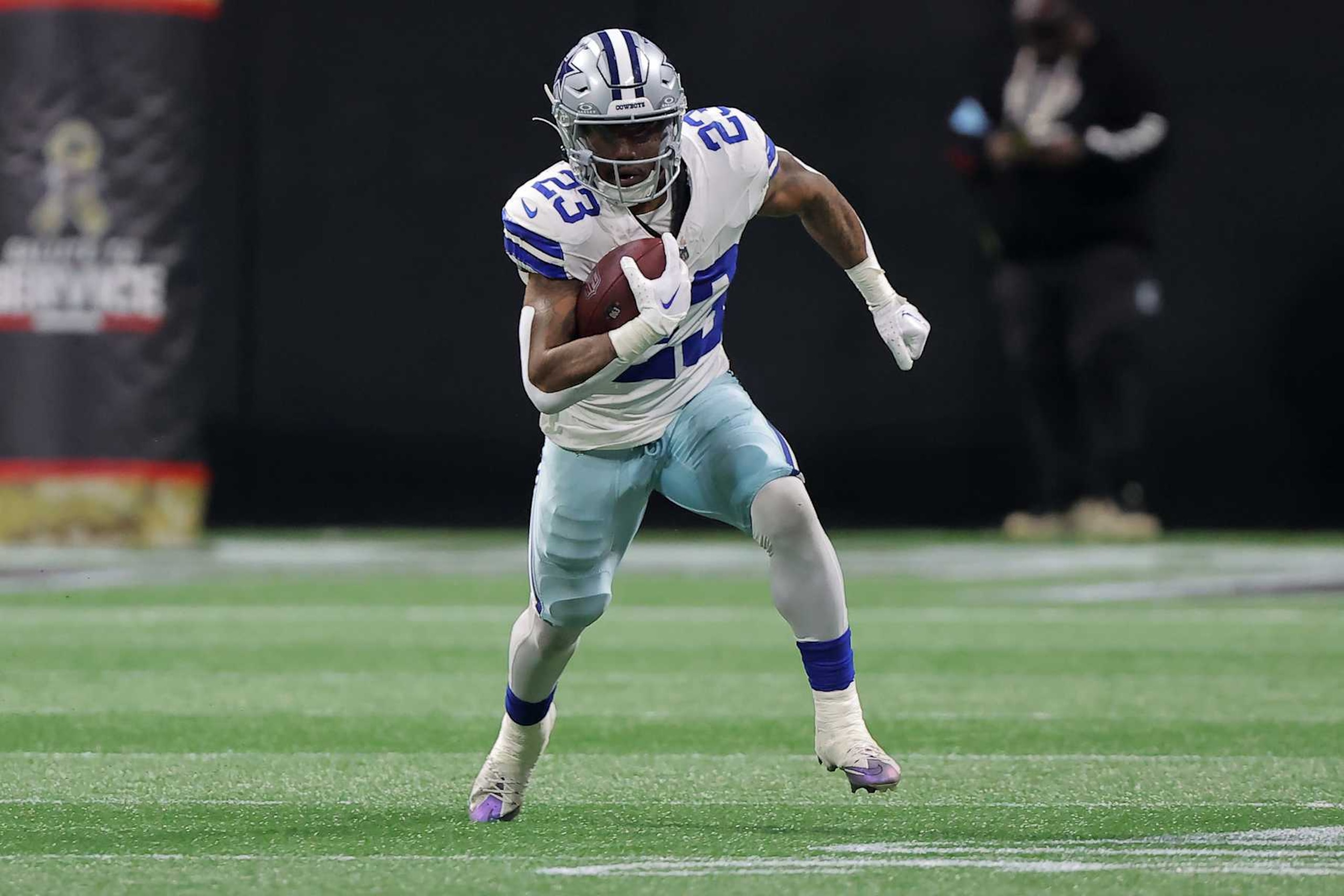 ATLANTA, GA - NOVEMBER 03: Dallas Cowboys running back Rico Dowdle #23 during the Sunday afternoon NFL game between the Atlanta Falcons and the Dallas Cowboys on November 3, 2024 at the Mercedes-Benz Stadium in Atlanta, Georgia.   (Photo by David J. Griffin/Icon Sportswire via Getty Images)