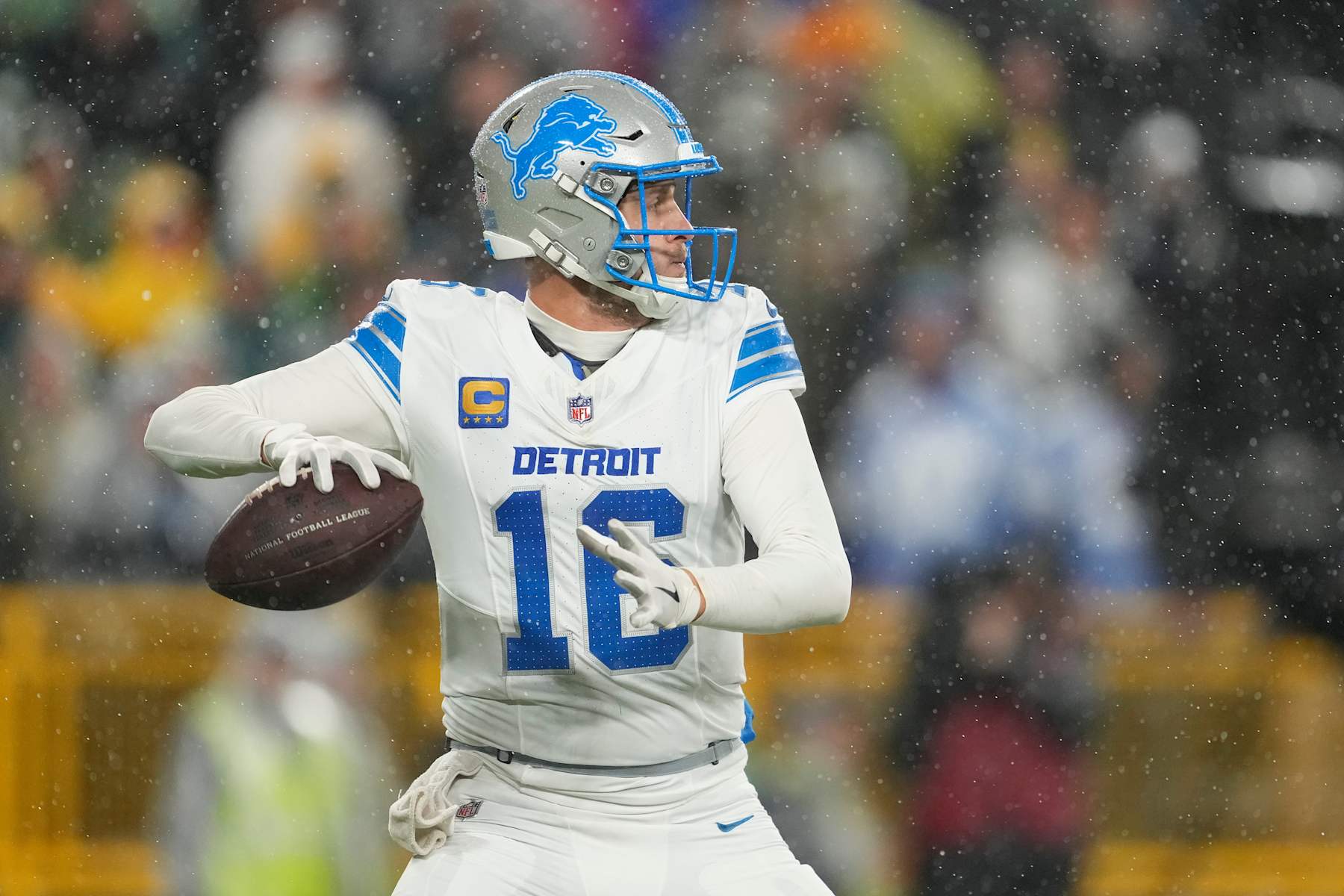 GREEN BAY, WISCONSIN - NOVEMBER 03: Jared Goff #16 of the Detroit Lions looks to throw a pass against the Green Bay Packers during the second half of a game at Lambeau Field on November 03, 2024 in Green Bay, Wisconsin. (Photo by Patrick McDermott/Getty Images)