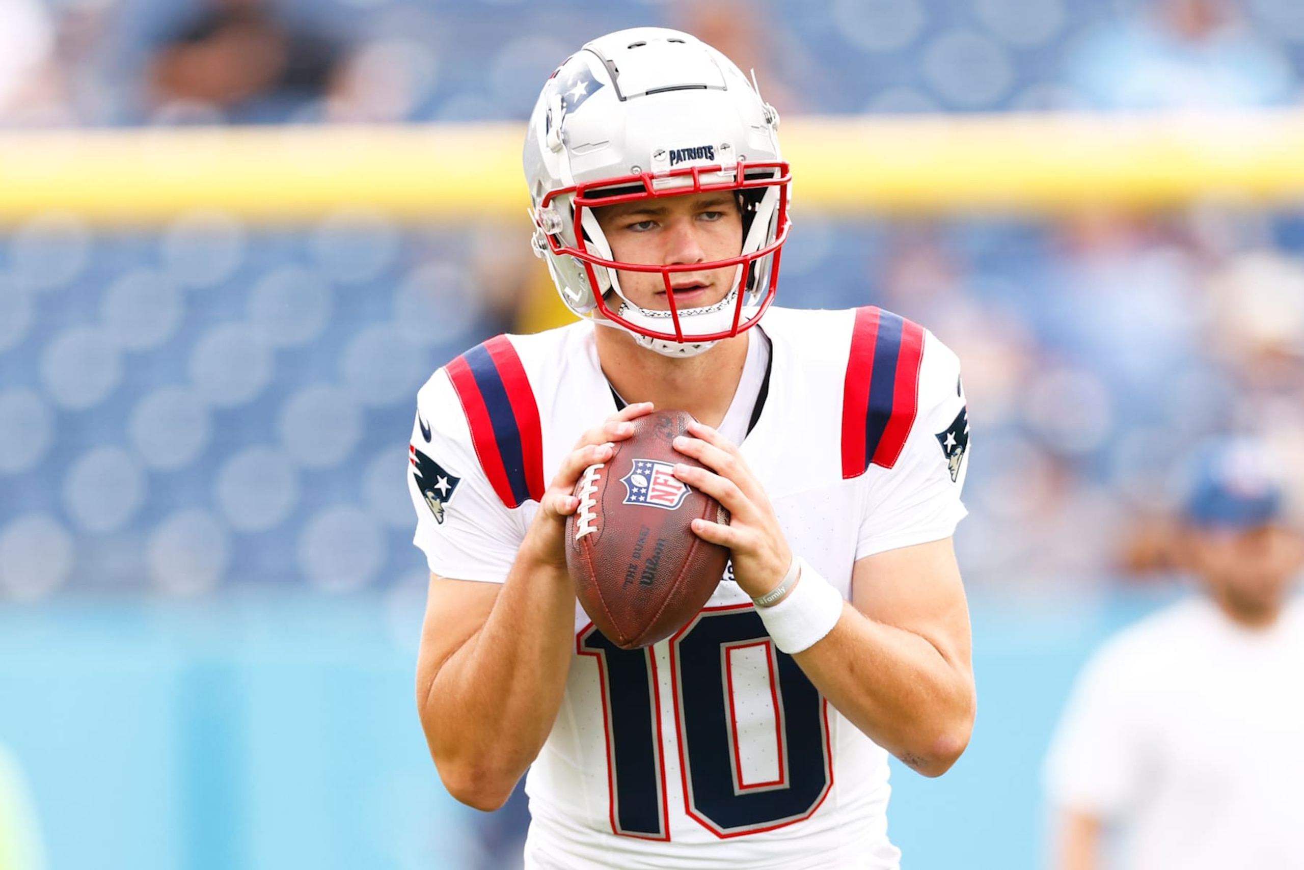 NASHVILLE, TENNESSEE - NOVEMBER 03: Drake Maye #10 of the New England Patriots warms up prior to the game between the Tennessee Titans and the New England Patriots at Nissan Stadium on November 03, 2024 in Nashville, Tennessee. (Photo by Johnnie Izquierdo/Getty Images)