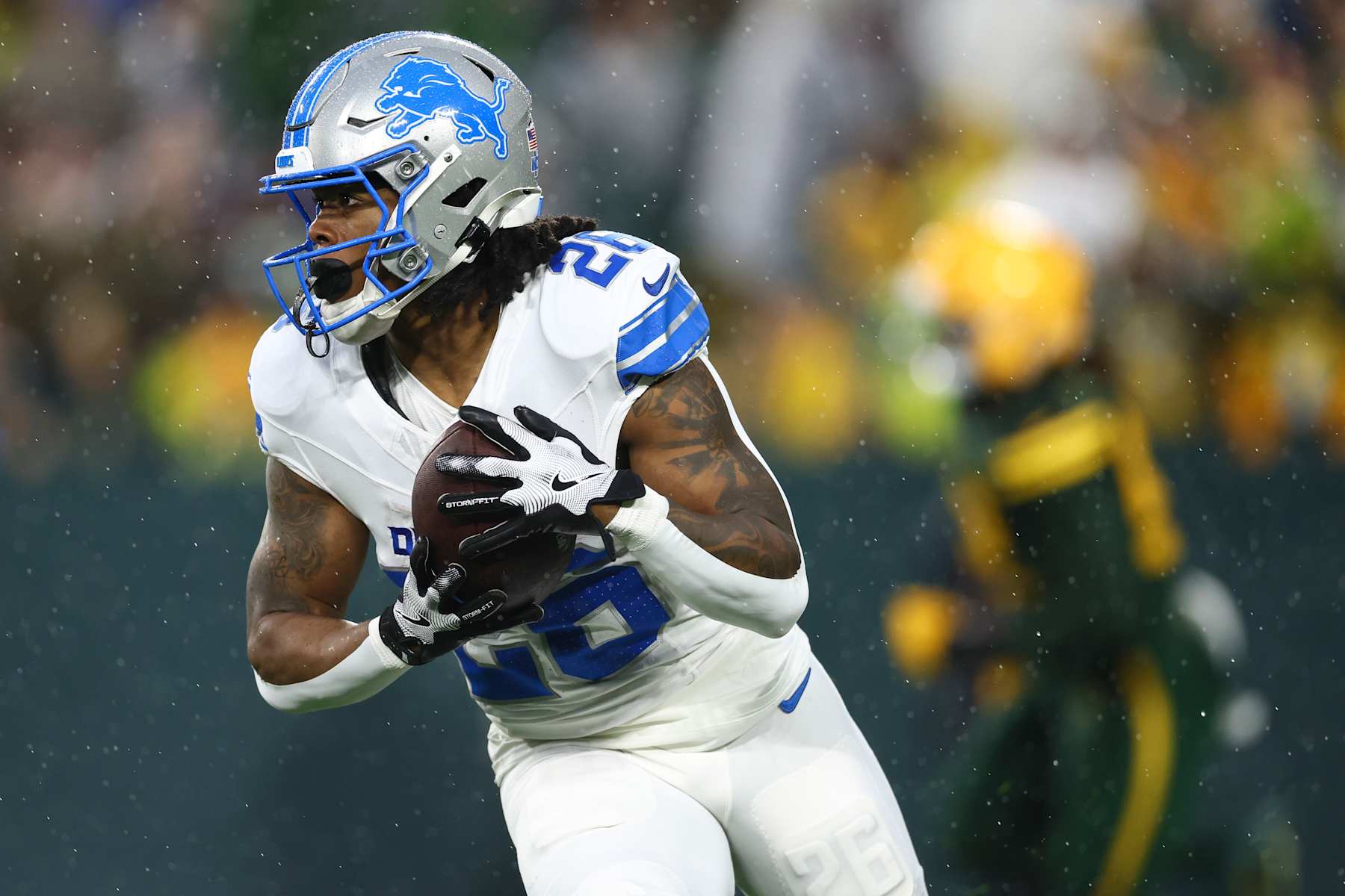 GREEN BAY, WISCONSIN - NOVEMBER 3: Jahmyr Gibbs #26 of the Detroit Lions carries the ball during an NFL football game against the Green Bay Packers at Lambeau Field on November 3, 2024 in Green Bay, WI. (Photo by Kevin Sabitus/Getty Images)