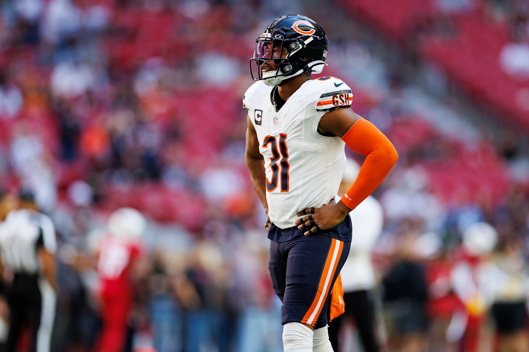 GLENDALE, ARIZONA - NOVEMBER 3: Safety Kevin Byard III #31 of the Chicago Bears stands on the field prior to an NFL football game against the Arizona Cardinals, at State Farm Stadium on November 3, 2024 in Glendale, Arizona. (Photo by Brooke Sutton/Getty Images)