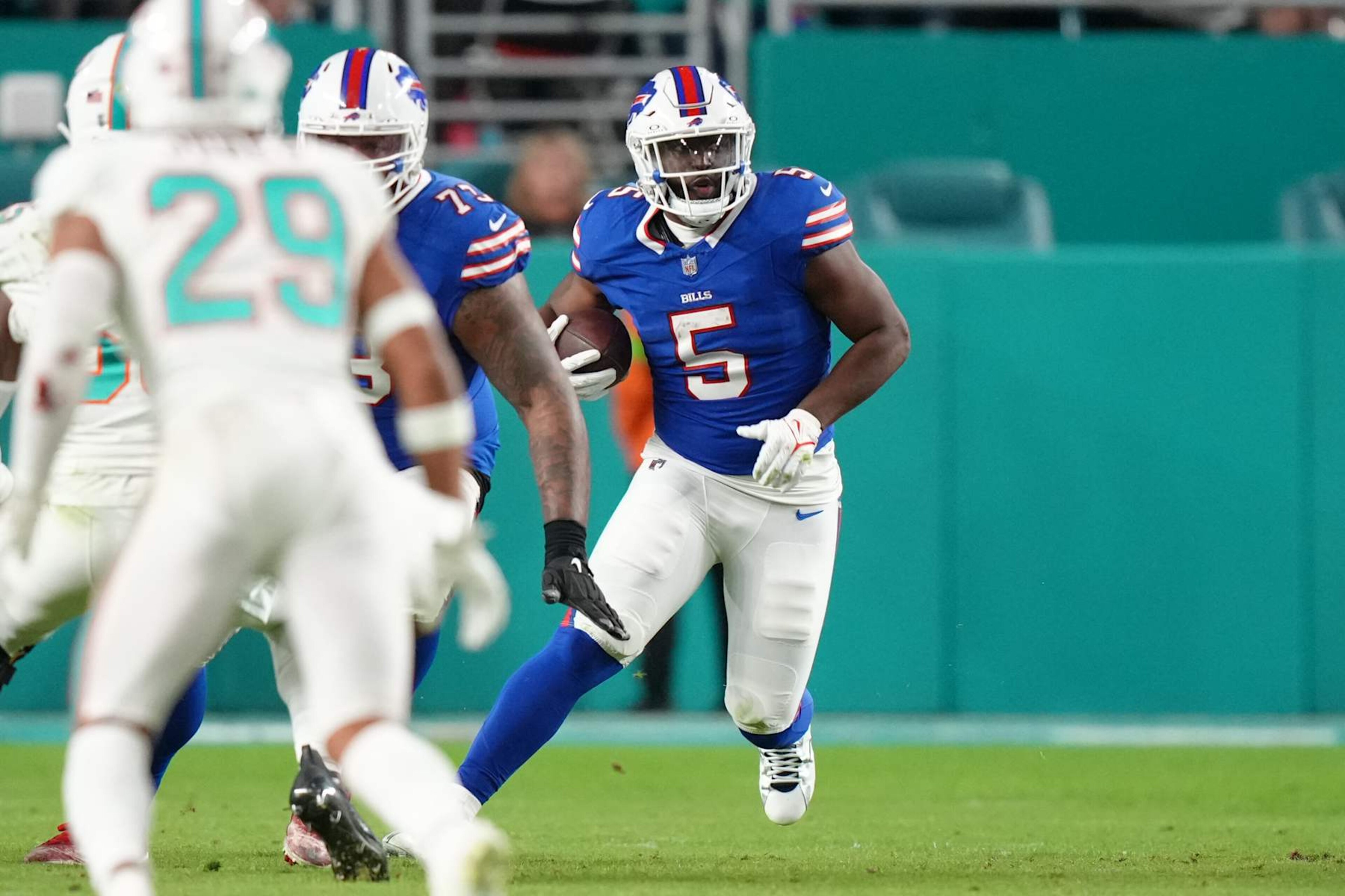 MIAMI GARDENS, FL - JANUARY 07: Buffalo Bills running back Leonard Fournette (5) rushes with the ball during the game between the Buffalo Bills and the Miami Dolphins on Sunday, January 7, 2024 at Hard Rock Stadium, Miami Gardens, Fla. (Photo by Peter Joneleit/Icon Sportswire via Getty Images) MIAMI GARDENS, FL - JANUARY 07: Buffalo Bills running back Leonard Fournette (5) rushes with the ball during the game between the Buffalo Bills and the Miami Dolphins on Sunday, January 7, 2024 at Hard Rock Stadium, Miami Gardens, Fla. (Photo by Peter Joneleit/Icon Sportswire via Getty Images)