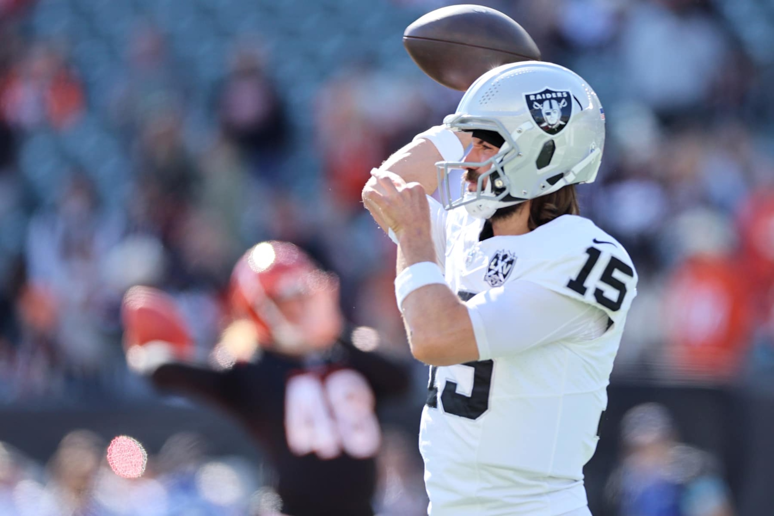 CINCINNATI, OHIO - NOVEMBER 03: Gardner Minshew #15 of the Las Vegas Raiders warms up prior to a game against the Cincinnati Bengals at Paycor Stadium on November 03, 2024 in Cincinnati, Ohio. (Photo by Andy Lyons/Getty Images)