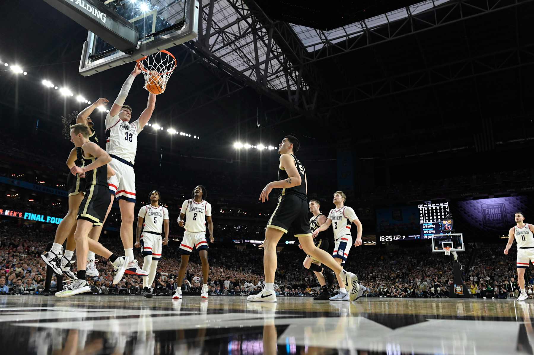 College Basketball: NCAA Final Four: UConn Donovan Clingan (32) in action, dunks vs Purdue during the NCAA Men's Basketball Tournament National Championship game at State Farm Stadium. 
Glendale, AZ 4/8/2024 
CREDIT: Greg Nelson (Photo by Greg Nelson/Sports Illustrated via Getty Images) 
(Set Number: X00004 TK1)