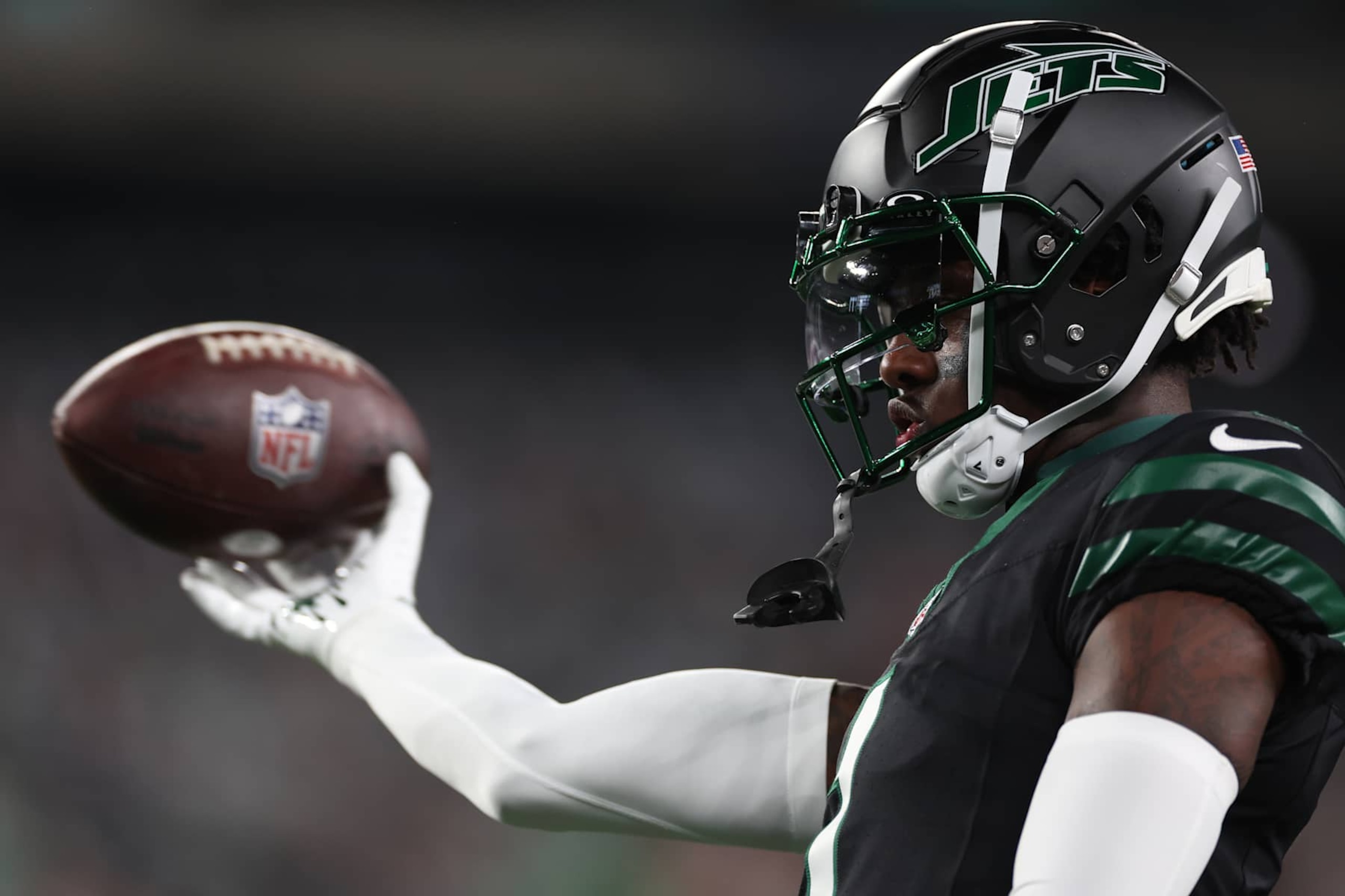 EAST RUTHERFORD, NEW JERSEY - OCTOBER 31: Sauce Gardner #1 of the New York Jets warms up prior to the game against the Houston Texans at MetLife Stadium on October 31, 2024 in East Rutherford, New Jersey. (Photo by Sarah Stier/Getty Images) EAST RUTHERFORD, NEW JERSEY - OCTOBER 31: Sauce Gardner #1 of the New York Jets warms up prior to the game against the Houston Texans at MetLife Stadium on October 31, 2024 in East Rutherford, New Jersey. (Photo by Sarah Stier/Getty Images)