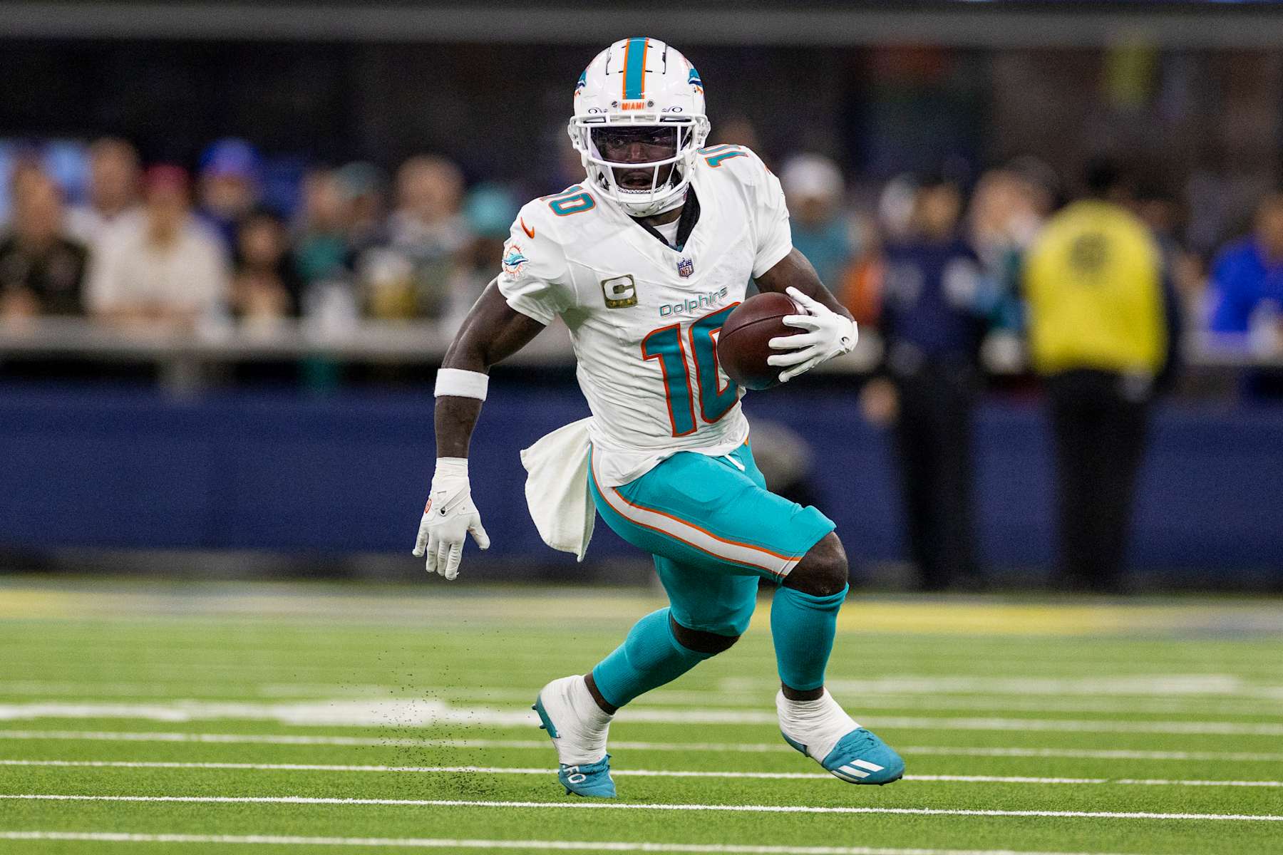 INGLEWOOD, CALIFORNIA - NOVEMBER 11: Tyreek Hill #10 of the Miami Dolphins runs with the ball during an NFL Football game against the Los Angeles Rams at SoFi Stadium on November 11, 2024 in Inglewood, California. (Photo by Michael Owens/Getty Images)