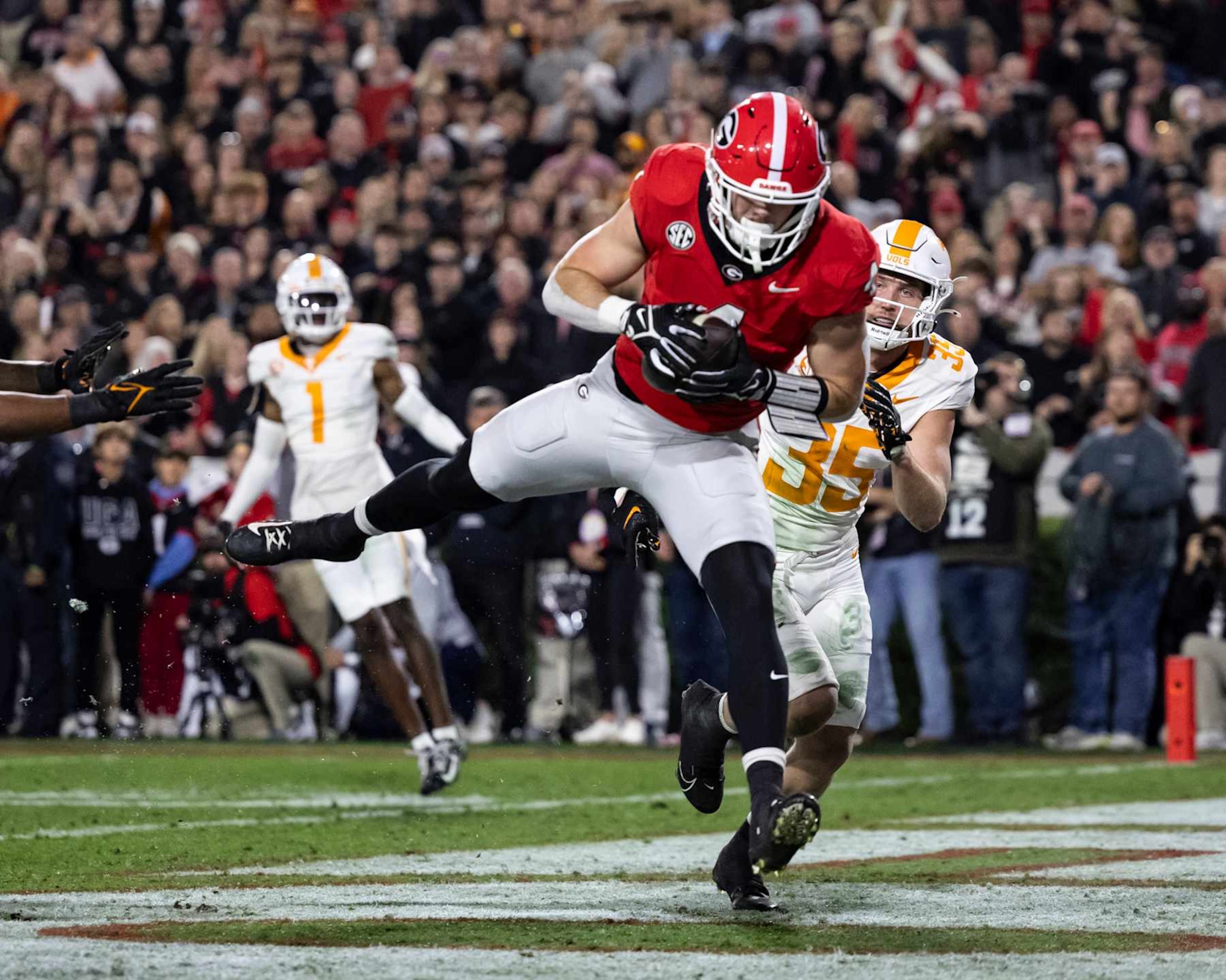 ATHENS, GEORGIA - NOVEMBER 16: Oscar Delp #4 of the Georgia Bulldogs catches a touchdown pass during a game between the Tennessee Volunteers and the Georgia Bulldogs at Sanford Stadium on November 16, 2024 in Athens, Georgia. (Photo by Steve Limentani/ISI Photos/Getty Images) ATHENS, GEORGIA - NOVEMBER 16: Oscar Delp #4 of the Georgia Bulldogs catches a touchdown pass during a game between the Tennessee Volunteers and the Georgia Bulldogs at Sanford Stadium on November 16, 2024 in Athens, Georgia. (Photo by Steve Limentani/ISI Photos/Getty Images)