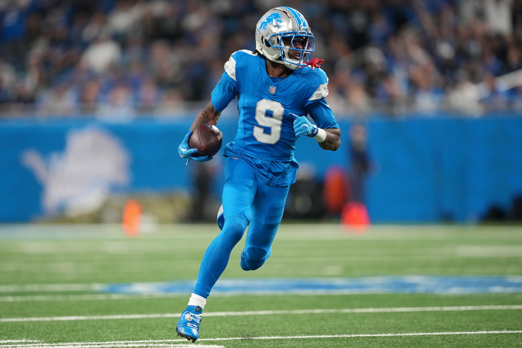 DETROIT, MICHIGAN - NOVEMBER 17: Jameson Williams #9 of the Detroit Lions runs the ball up the field for a touchdown in the third quarter of a game against the Jacksonville Jaguars at Ford Field on November 17, 2024 in Detroit, Michigan. (Photo by Nic Antaya/Getty Images)