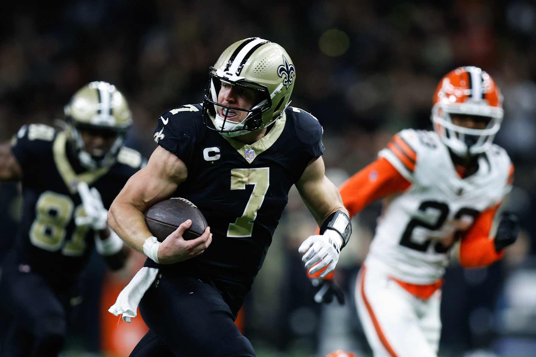 NEW ORLEANS, LOUISIANA - NOVEMBER 17: Taysom Hill #7 of the New Orleans Saints rushes for a fourth quarter touchdown against the Cleveland Browns at Caesars Superdome on November 17, 2024 in New Orleans, Louisiana. (Photo by Sean Gardner/Getty Images)