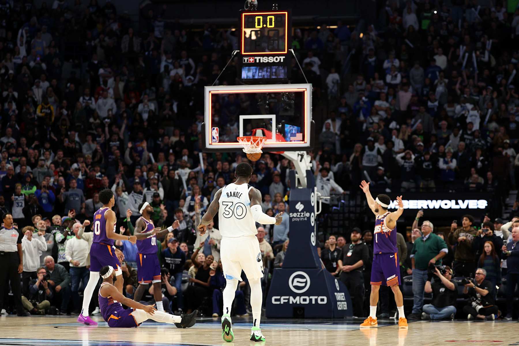 MINNEAPOLIS, MINNESOTA - NOVEMBER 17: Julius Randle #30 of the Minnesota Timberwolves makes a game-winning three-point basket against the Phoenix Suns in the fourth quarter at Target Center on November 17, 2024 in Minneapolis, Minnesota. The Timberwolves defeated the Suns 120-117. NOTE TO USER: User expressly acknowledges and agrees that, by downloading and or using this photograph, User is consenting to the terms and conditions of the Getty Images License Agreement. (Photo by David Berding/Getty Images)