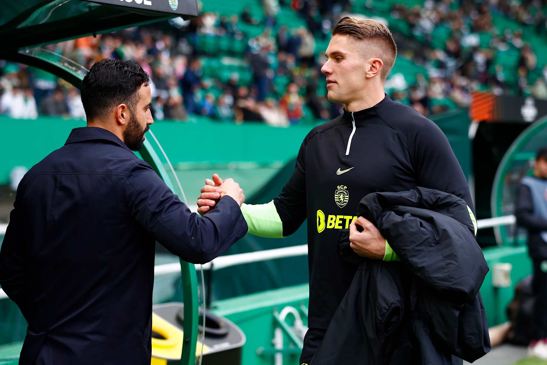 LISBON, PORTUGAL - MARCH 6: Ruben Amorim of Sporting CP, Viktor Gyokeres of Sporting CP gestures during the UEFA Europa League 2023/24 round of 16 first leg match between Sporting CP and Atalanta at Estadio Jose Alvalade on March 6, 2024 in Lisbon, Portugal. (Photo by Joao Rico/DeFodi Images via Getty Images)