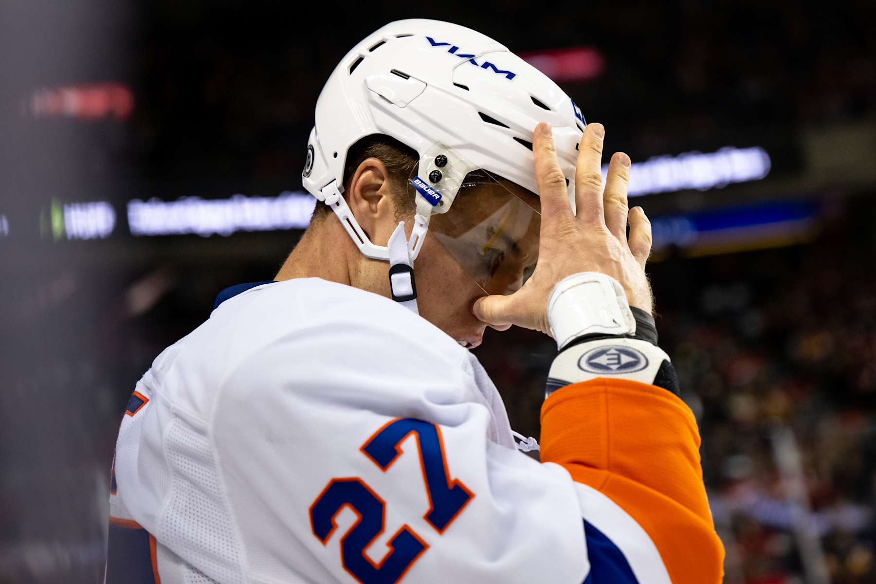 CALGARY, AB - NOVEMBER 19: New York Islanders Left Wing Anders Lee (27) adjusts his visor during the first period of an NHL game between the Calgary Flames and the New York Islanders on November 19, 2024, at the Scotiabank Saddledome in Calgary, AB. (Photo by Brett Holmes/Icon Sportswire via Getty Images)