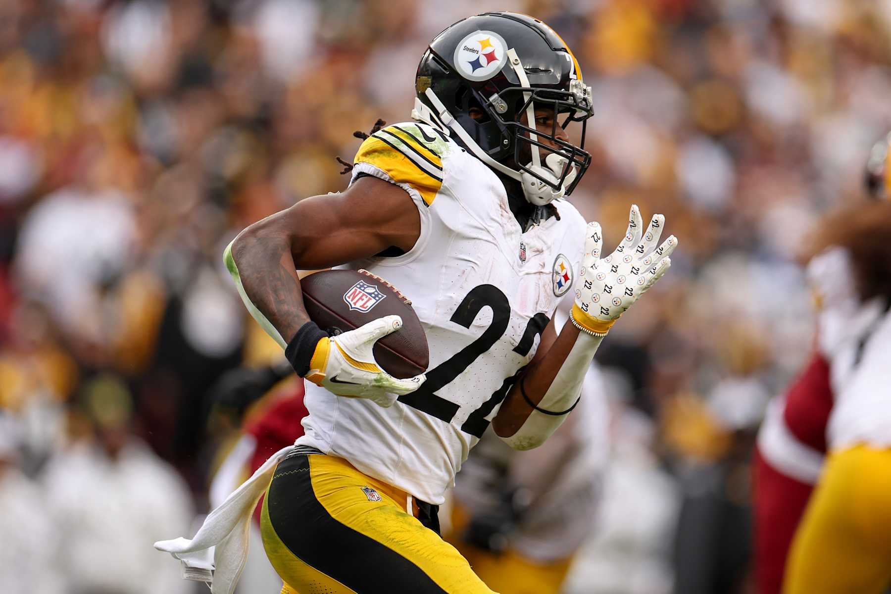 LANDOVER, MARYLAND - NOVEMBER 10: Najee Harris #22 of the Pittsburgh Steelers runs the ball in the first quarter of a game against the Washington Commanders at Northwest Stadium on November 10, 2024 in Landover, Maryland. (Photo by Scott Taetsch/Getty Images)