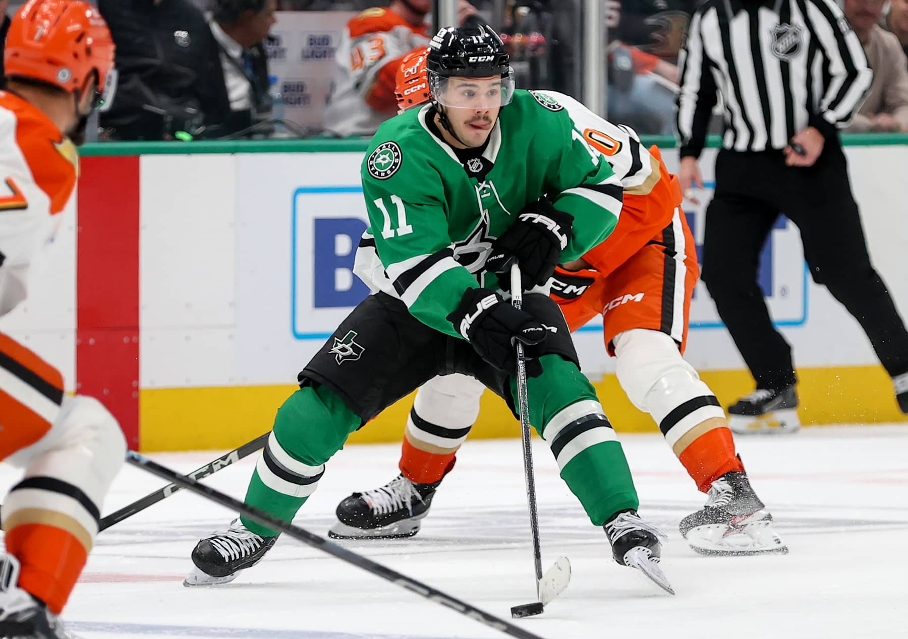 DALLAS, TX - NOVEMBER 18: Dallas Stars center Logan Stankoven (11) handles the puck during an NHL game between the Anaheim Ducks and the Dallas Stars on November 18, 2024, at the American Airlines Center in Dallas, TX. (Photo by Steve Nurenberg/Icon Sportswire via Getty Images)