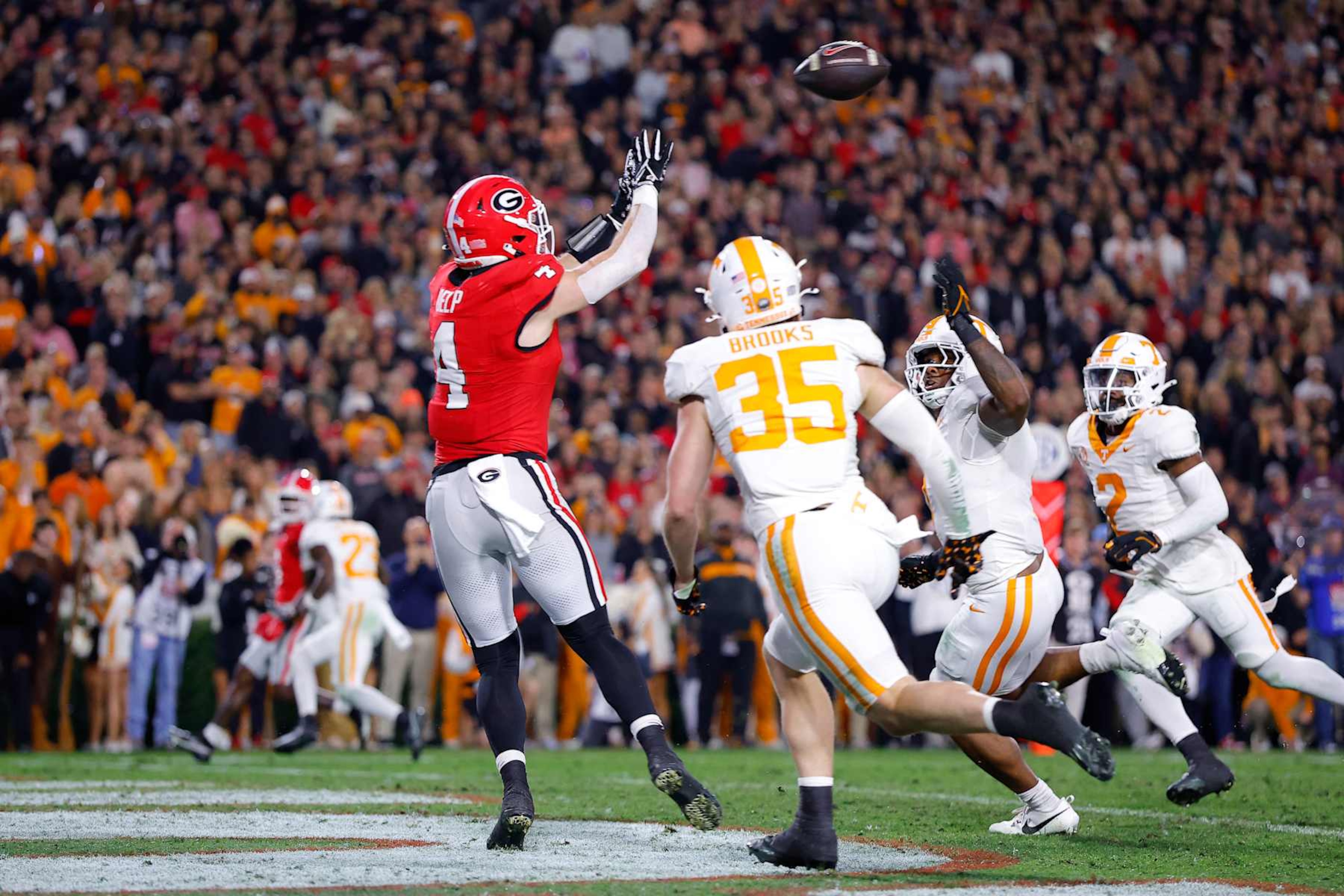 ATHENS, GEORGIA - NOVEMBER 16: Oscar Delp #4 of the Georgia Bulldogs catches a pass for a touchdown during the second quarter against the Tennessee Volunteers at Sanford Stadium on November 16, 2024 in Athens, Georgia. (Photo by Todd Kirkland/Getty Images) ATHENS, GEORGIA - NOVEMBER 16: Oscar Delp #4 of the Georgia Bulldogs catches a pass for a touchdown during the second quarter against the Tennessee Volunteers at Sanford Stadium on November 16, 2024 in Athens, Georgia. (Photo by Todd Kirkland/Getty Images)