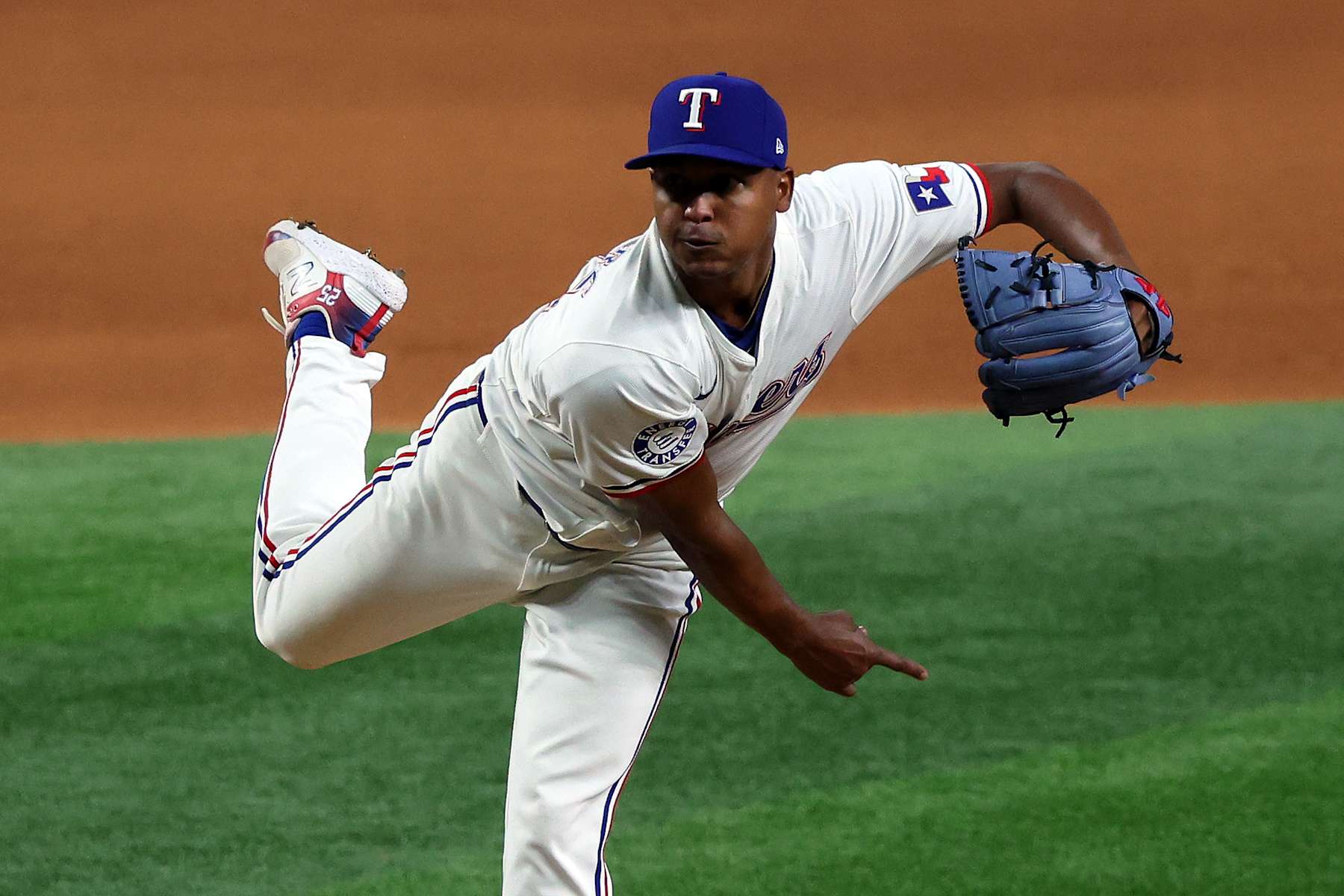 ARLINGTON, TEXAS - SEPTEMBER 21: Jose Leclerc #25 of the Texas Rangers pitches against the Seattle Mariners at Globe Life Field on September 21, 2024 in Arlington, Texas. (Photo by Richard Rodriguez/Getty Images)