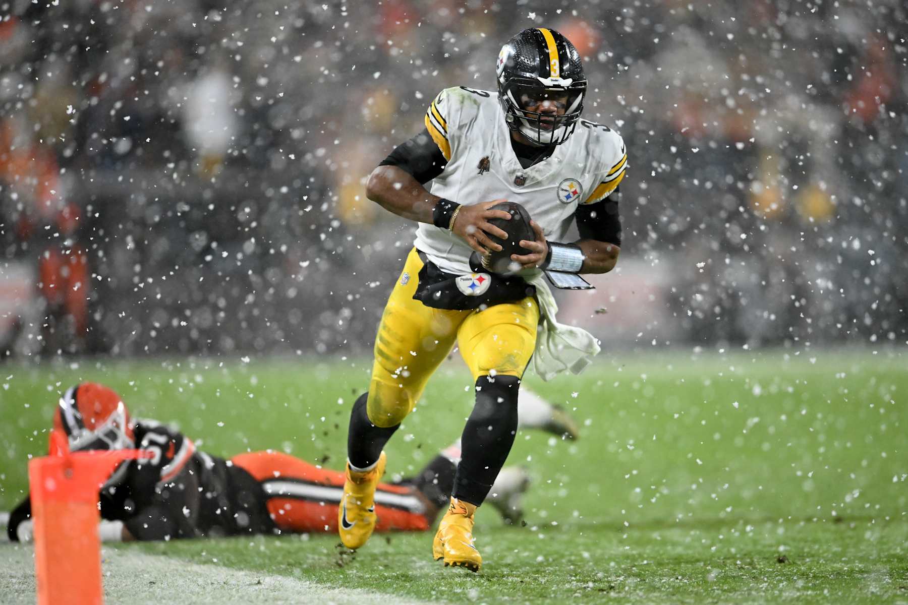 CLEVELAND, OHIO - NOVEMBER 21: Russell Wilson #3 of the Pittsburgh Steelers runs the ball against the Cleveland Browns during the third quarter in the game at Huntington Bank Field on November 21, 2024 in Cleveland, Ohio. (Photo by Nick Cammett/Getty Images)