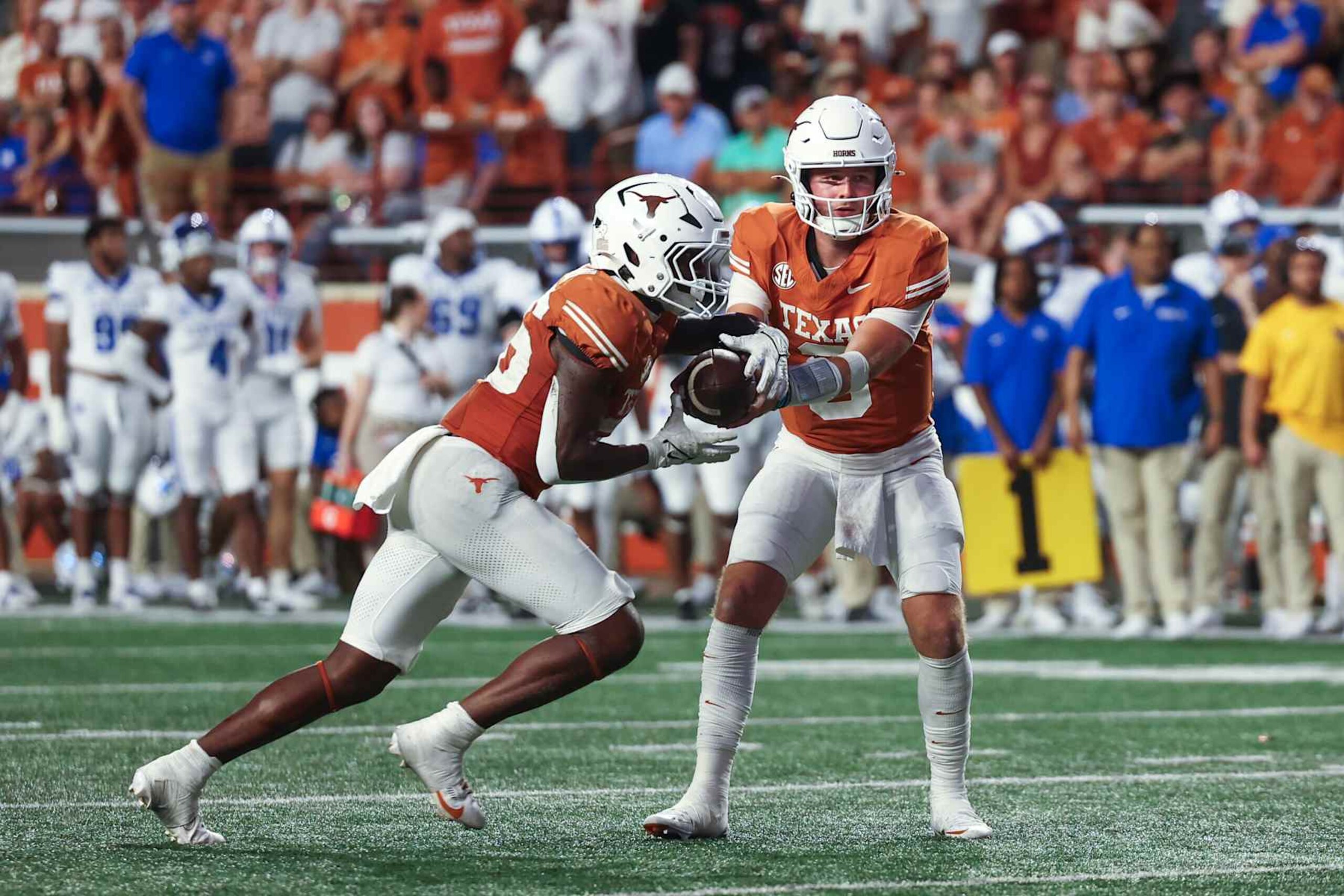 AUSTIN, TX - NOVEMBER 23: Texas Longhorns quarterback Quinn Ewers (3) hands the ball off to Texas Longhorns running back Quintrevion Wisner (26) during the SEC college football game between Texas Longhorns and Kentucky Wildcats on November 23, 2024, at Darrell K Royal - Texas Memorial Stadium in Austin, TX. (Photo by David Buono/Icon Sportswire via Getty Images)