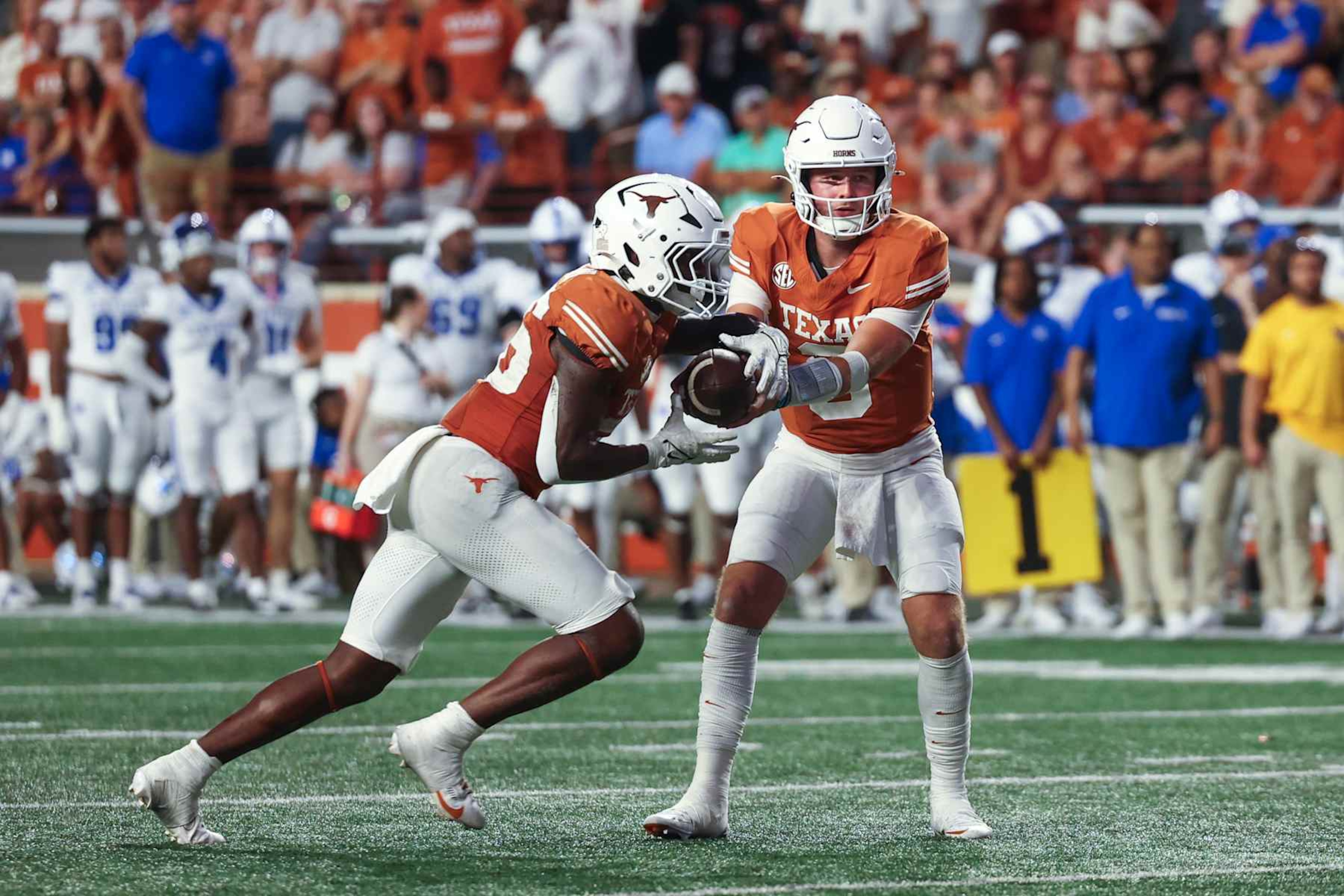 AUSTIN, TX - NOVEMBER 23: Texas Longhorns quarterback Quinn Ewers (3) hands the ball off to Texas Longhorns running back Quintrevion Wisner (26) during the SEC college football game between Texas Longhorns and Kentucky Wildcats on November 23, 2024, at Darrell K Royal - Texas Memorial Stadium in Austin, TX. (Photo by David Buono/Icon Sportswire via Getty Images)