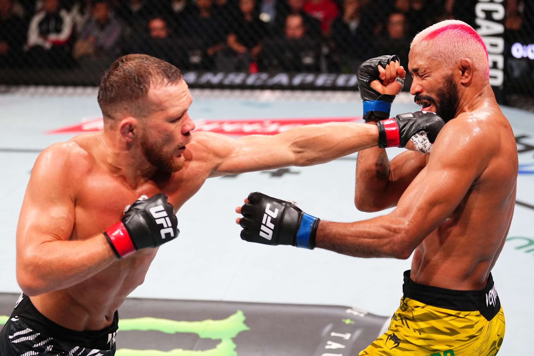 Petr Yan punches Deiveson Figueiredo