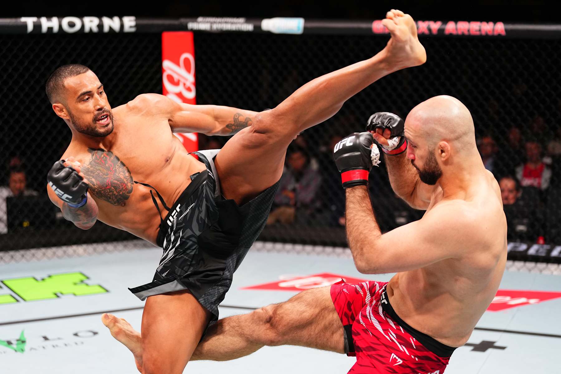 From left, Carlos Ulberg and Volkan Oezdemir exchange kicks