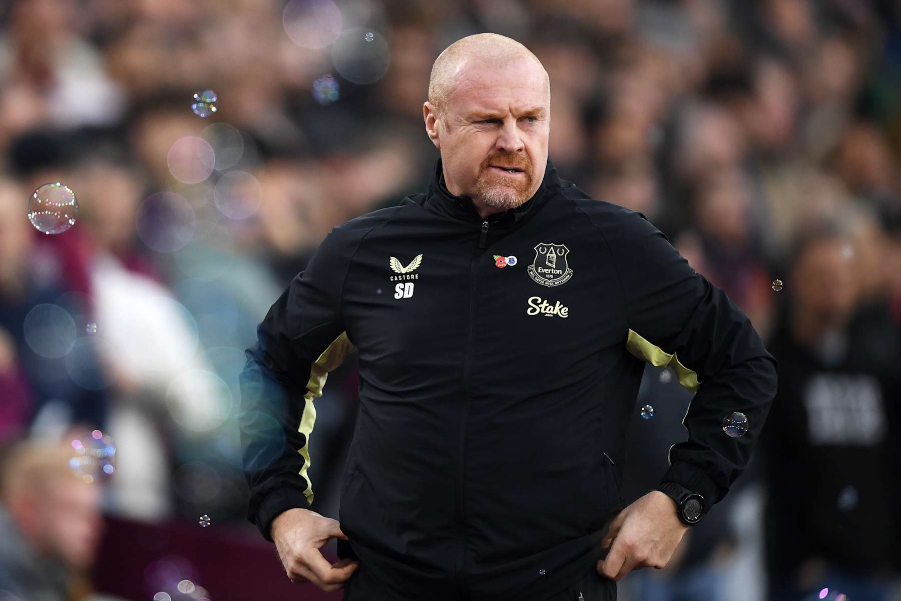LONDON, ENGLAND - NOVEMBER 09: Sean Dyche, Manager of Everton, looks on prior to the Premier League match between West Ham United FC and Everton FC at London Stadium on November 09, 2024 in London, England. (Photo by Harriet Lander/Getty Images)