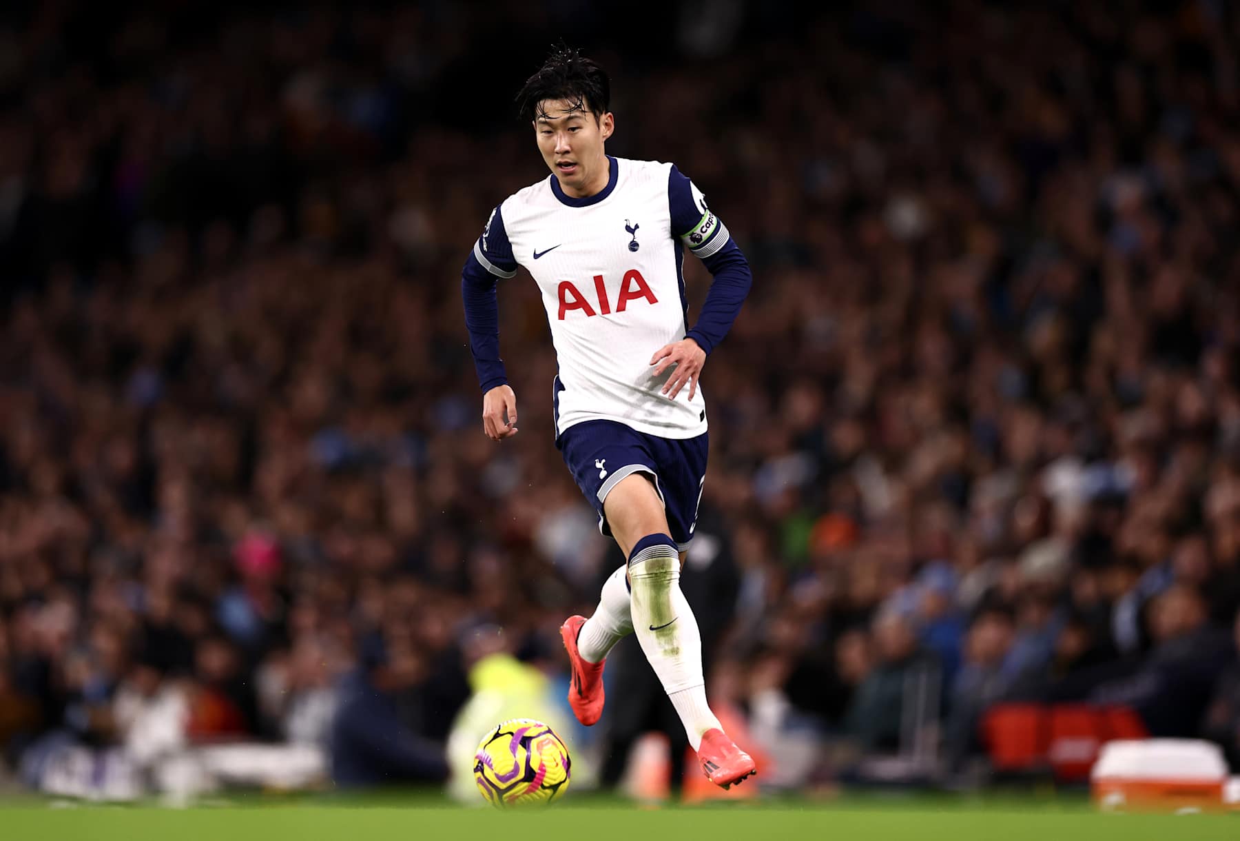 MANCHESTER, ENGLAND - NOVEMBER 23: Son Heung-Min of Tottenham Hotspur controls the ball during the Premier League match between Manchester City FC and Tottenham Hotspur FC at Etihad Stadium on November 23, 2024 in Manchester, England. (Photo by Naomi Baker/Getty Images)