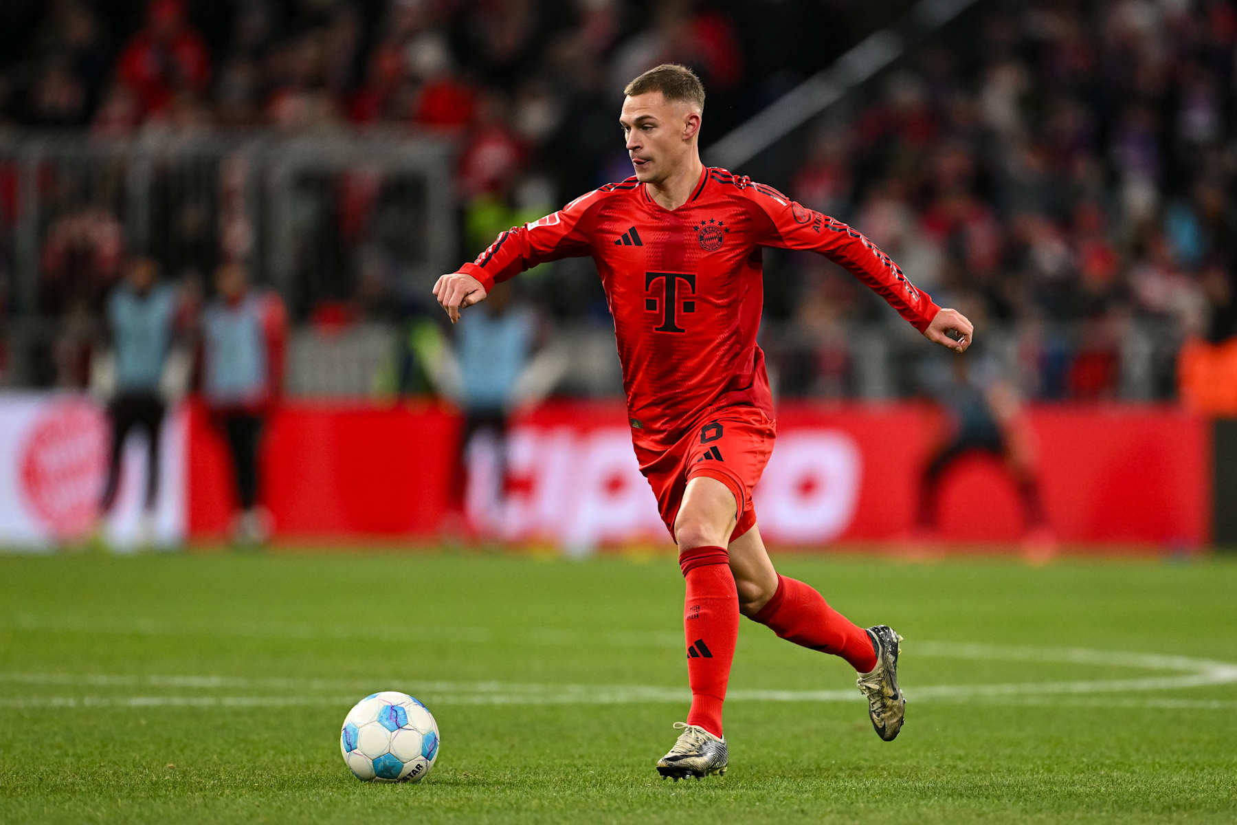 MUNICH, GERMANY - NOVEMBER 22: Joshua Kimmich of FC Bayern München in action during the Bundesliga match between FC Bayern München and FC Augsburg at Allianz Arena on November 22, 2024 in Munich, Germany. (Photo by Daniel Kopatsch/Getty Images)