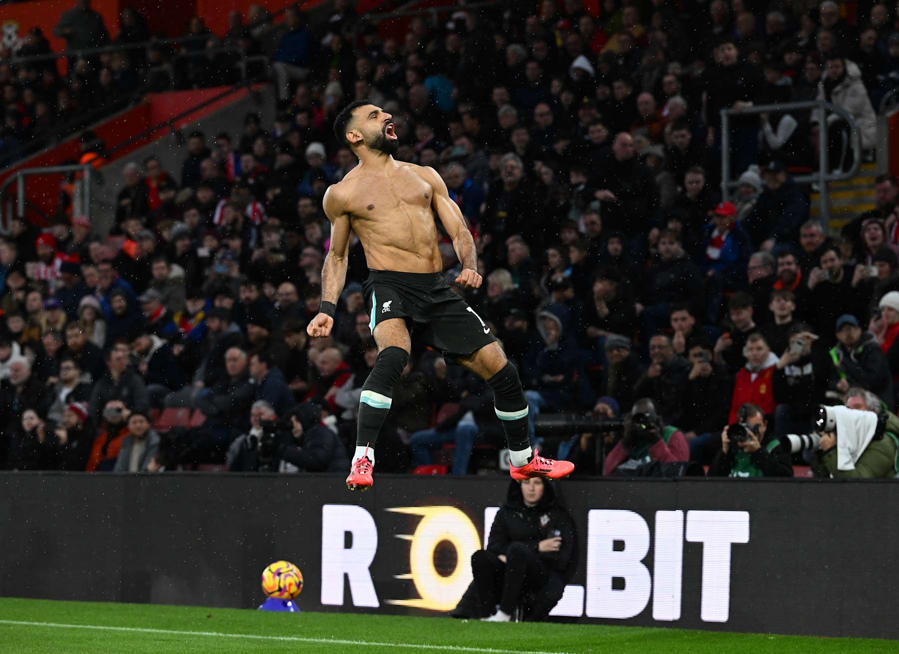 SOUTHAMPTON, ENGLAND - NOVEMBER 24: (THE SUN OUT, THE SUN ON SUNDAY OUT) Mohamed Salah of Liverpool celebrating after scoring the third goal during the Premier League match between Southampton FC and Liverpool FC at St Mary's Stadium on November 24, 2024 in Southampton, England. (Photo by John Powell/Liverpool FC via Getty Images)