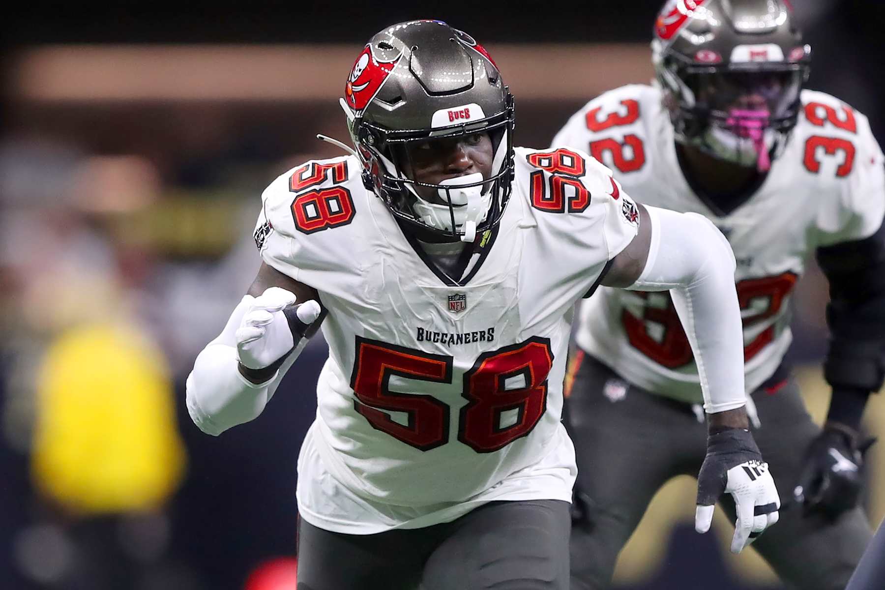 NEW ORLEANS, LA - SEPTEMBER 18: Tampa Bay Buccaneers linebacker Shaq Barrett (58) rushes the passer during the Tampa Bay Buccaneers-New Orleans Saints regular season game on September 18, 2022 at Caesars Superdome in New Orleans, LA. (Photo by Cliff Welch/Icon Sportswire via Getty Images)