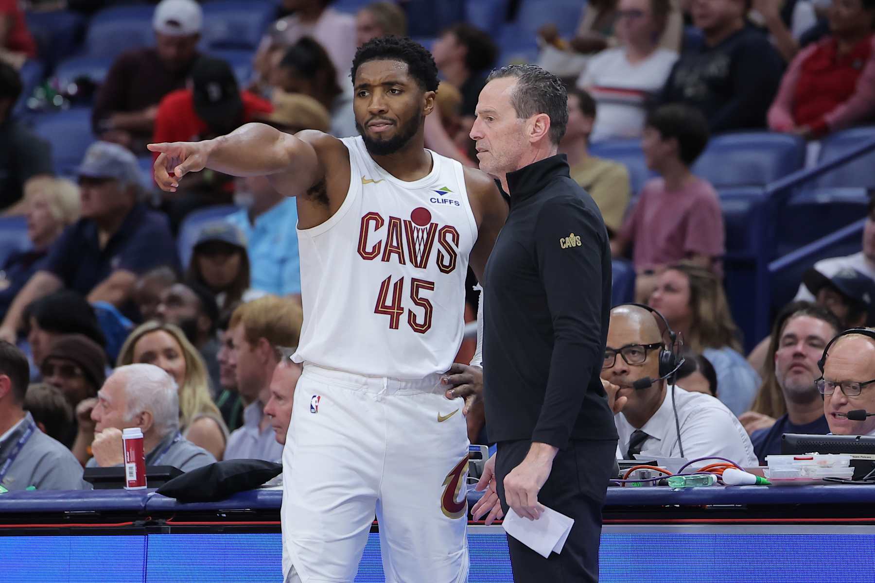 NEW ORLEANS, LOUISIANA - NOVEMBER 06: Head coach Kenny Atkinson of the Cleveland Cavaliers and Donovan Mitchell #45 talk during the second half against the New Orleans Pelicans at the Smoothie King Center on November 06, 2024 in New Orleans, Louisiana. NOTE TO USER: User expressly acknowledges and agrees that, by downloading and or using this Photograph, user is consenting to the terms and conditions of the Getty Images License Agreement. (Photo by Jonathan Bachman/Getty Images)