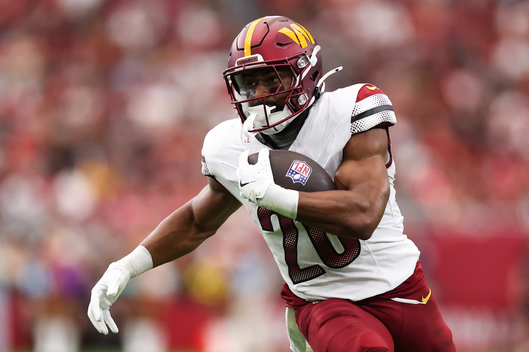 GLENDALE, ARIZONA - SEPTEMBER 29: Jeremy McNichols #26 of the Washington Commanders runs the ball for a touchdown during the second quarter against the Arizona Cardinals at State Farm Stadium on September 29, 2024 in Glendale, Arizona. (Photo by Christian Petersen/Getty Images)