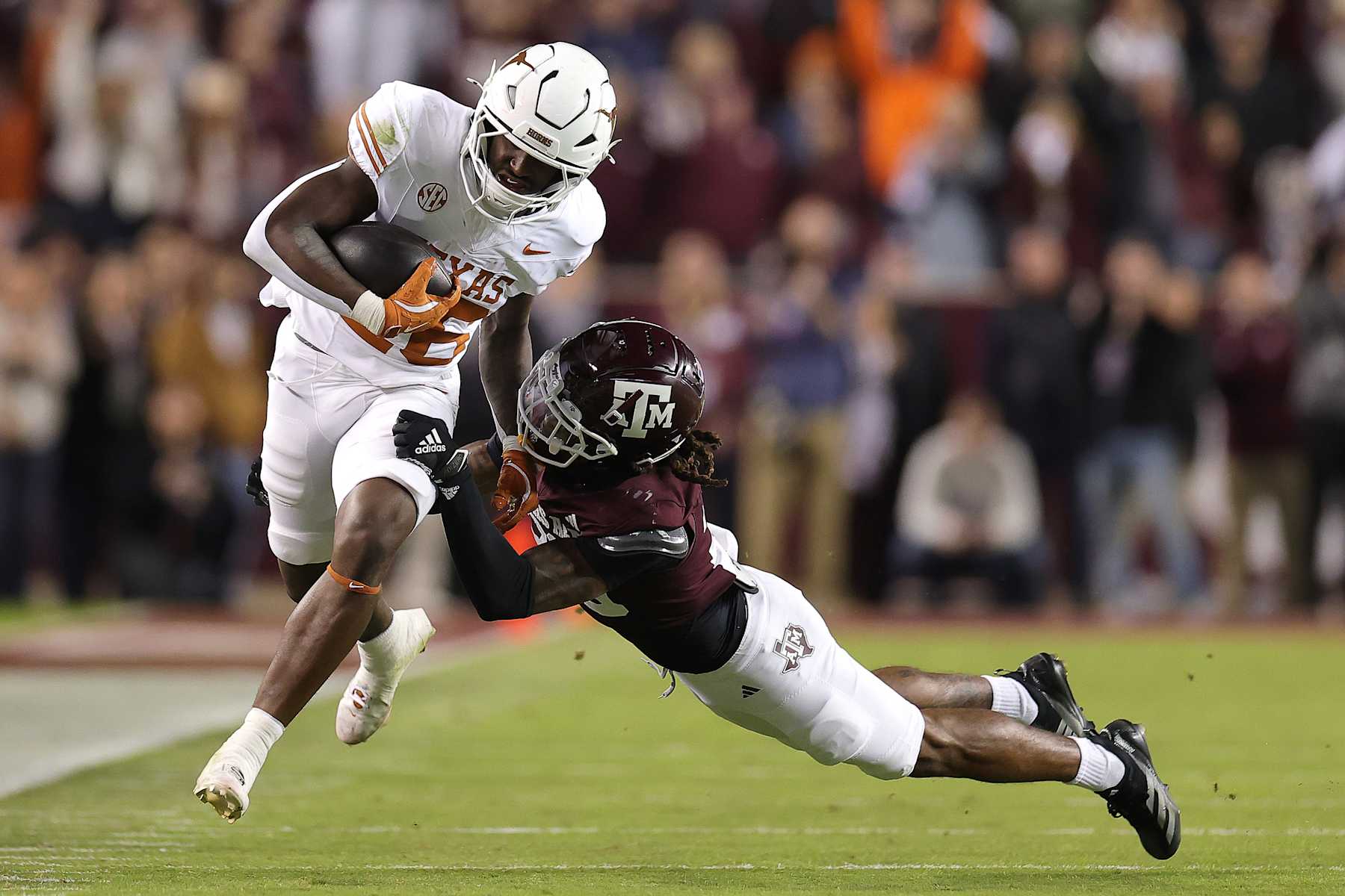 COLLEGE STATION, TEXAS - NOVEMBER 30: Quintrevion Wisner #26 of the Texas Longhorns runs the ball against Will Lee III #26 of the Texas A&M Aggies during the first quarter at Kyle Field on November 30, 2024 in College Station, Texas. (Photo by Alex Slitz/Getty Images)