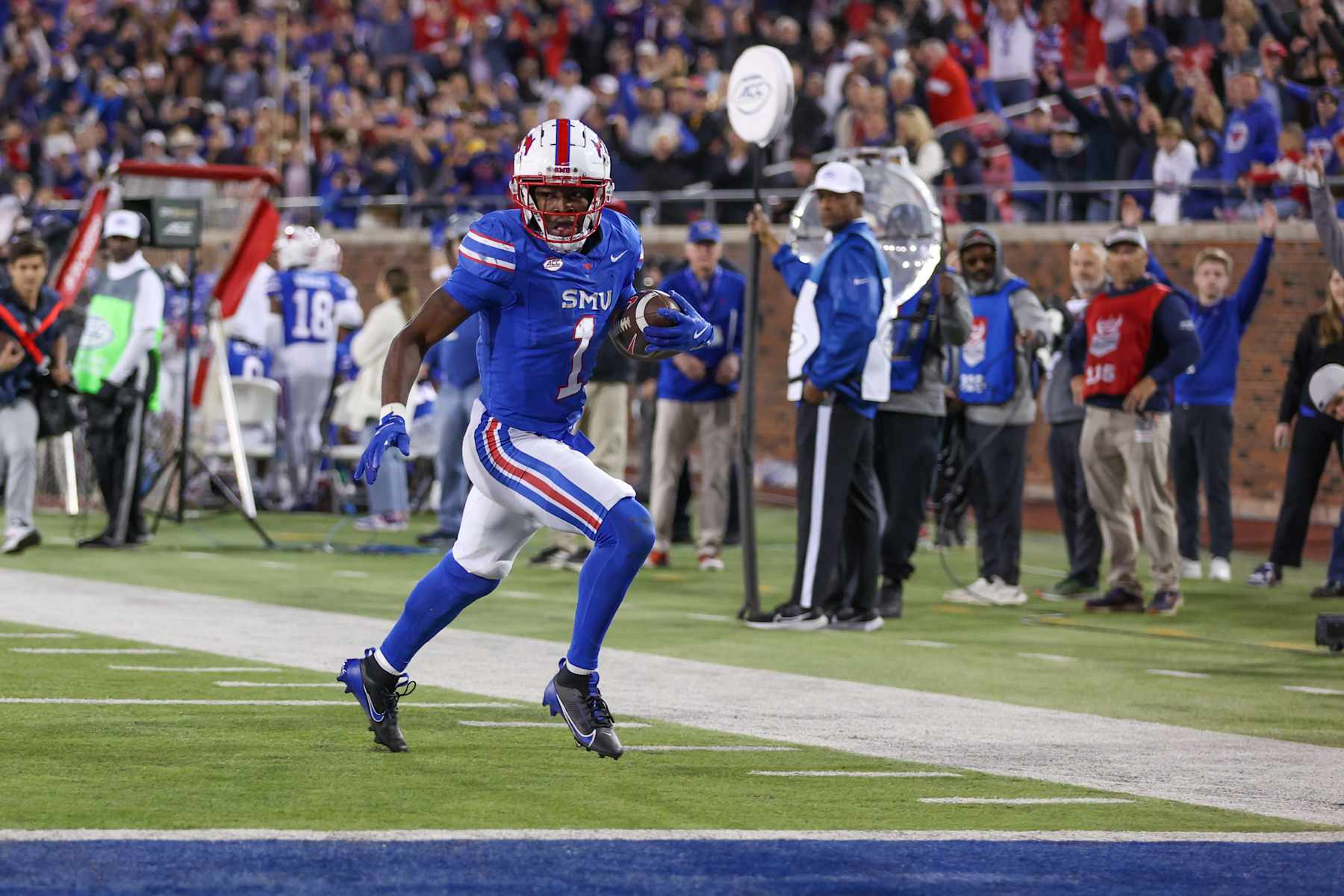 DALLAS, TX - NOVEMBER 30: Southern Methodist Mustangs running back Brashard Smith (1) runs into the end zone for a touchdown during the game between SMU and Cal on November 30, 2024 at Gerald J. Ford Stadium in Dallas, TX.(Photo by George Walker/Icon Sportswire via Getty Images)
