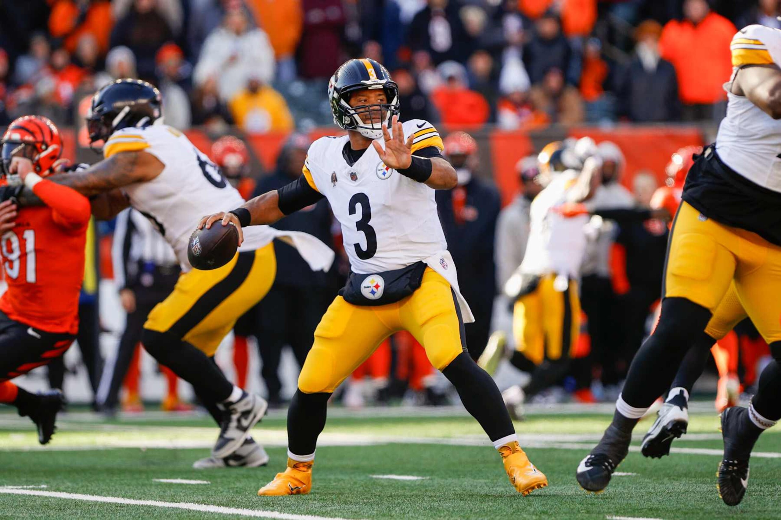 CINCINNATI, OH - DECEMBER 01: Pittsburgh Steelers quarterback Russell Wilson (3) passes the ball during the game against the Pittsburgh Steelers and the Cincinnati Bengals on December 1, 2024, at Paycor Stadium in Cincinnati, OH. (Photo by Ian Johnson/Icon Sportswire via Getty Images)