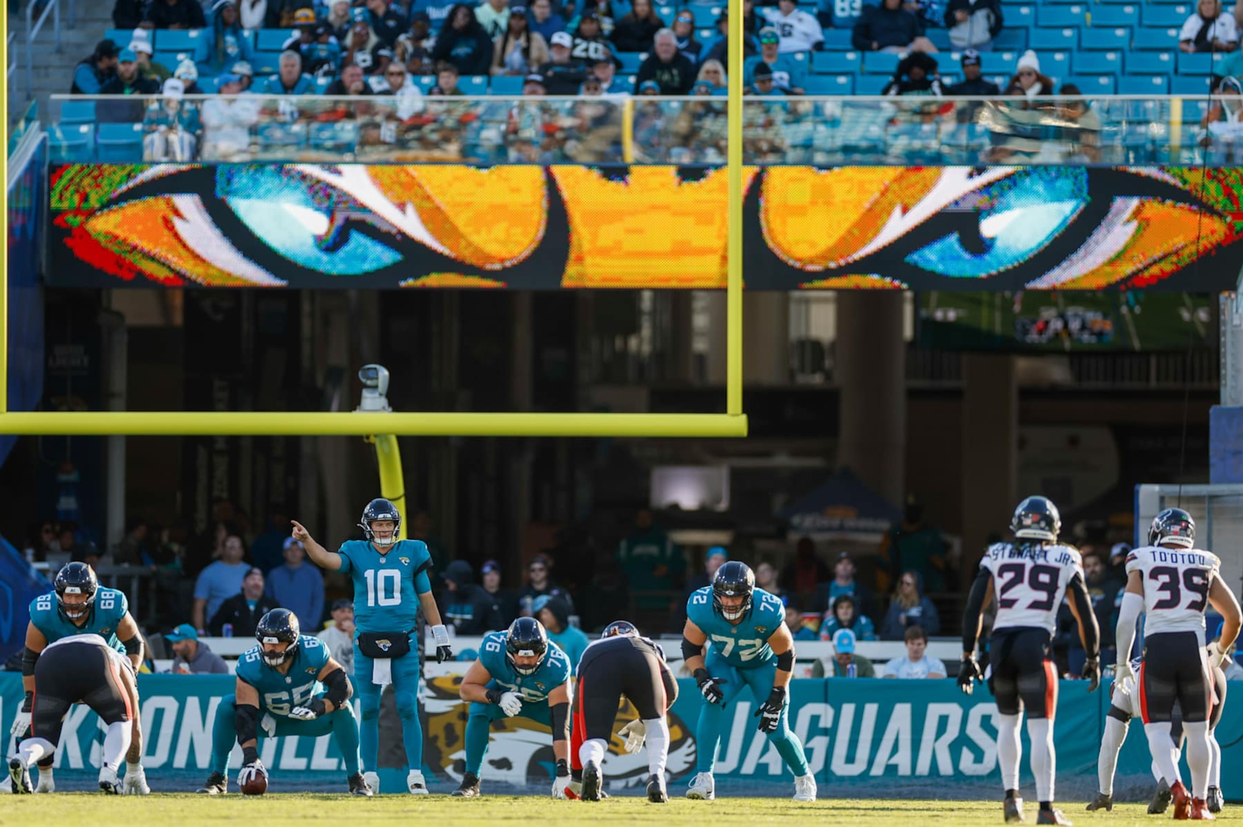 JACKSONVILLE, FL - DECEMBER 01: Jacksonville Jaguars quarterback Mac Jones (10) lines up for a play during the game between the Jacksonville Jaguars and the Houston Texans on December 1, 2024 at EverBank Stadium in Jacksonville, Fl. (Photo by David Rosenblum/Icon Sportswire via Getty Images)