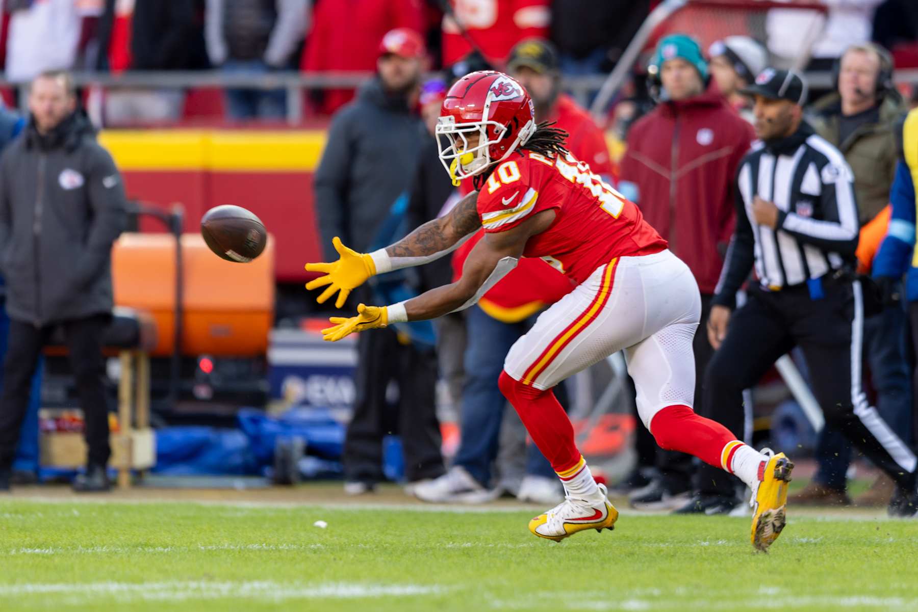 KANSAS CITY, MO - NOVEMBER 29: Kansas City Chiefs running back Isiah Pacheco (10) reaches for a reception against the Las Vegas Raiders on November 29th, 2024 at GEHA Field Arrowhead Stadium in Kansas City, Missouri. (Photo by William Purnell/Icon Sportswire via Getty Images)