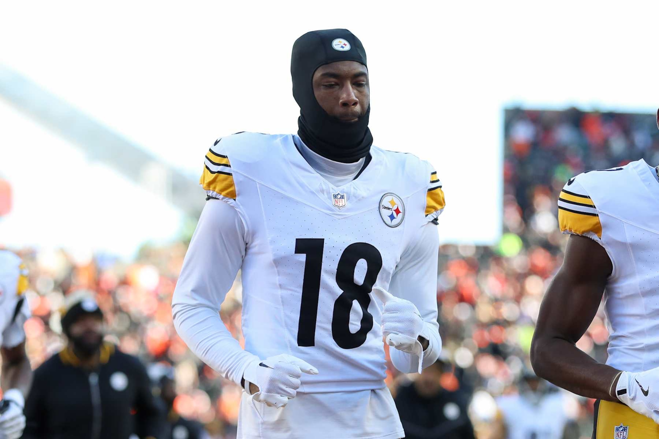 CINCINNATI, OH - DECEMBER 01: Pittsburgh Steelers wide receiver Mike Williams (18) jogs off the field at halftime during the game against the Pittsburgh Steelers and the Cincinnati Bengals on December 1, 2024, at Paycor Stadium in Cincinnati, OH. (Photo by Ian Johnson/Icon Sportswire via Getty Images)