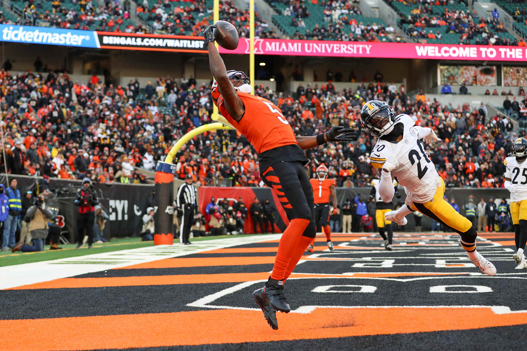 CINCINNATI, OH - DECEMBER 01: Cincinnati Bengals wide receiver Tee Higgins (5) attempts to catch a touchdown pass during the game against the Pittsburgh Steelers and the Cincinnati Bengals on December 1, 2024, at Paycor Stadium in Cincinnati, OH. (Photo by Ian Johnson/Icon Sportswire via Getty Images)