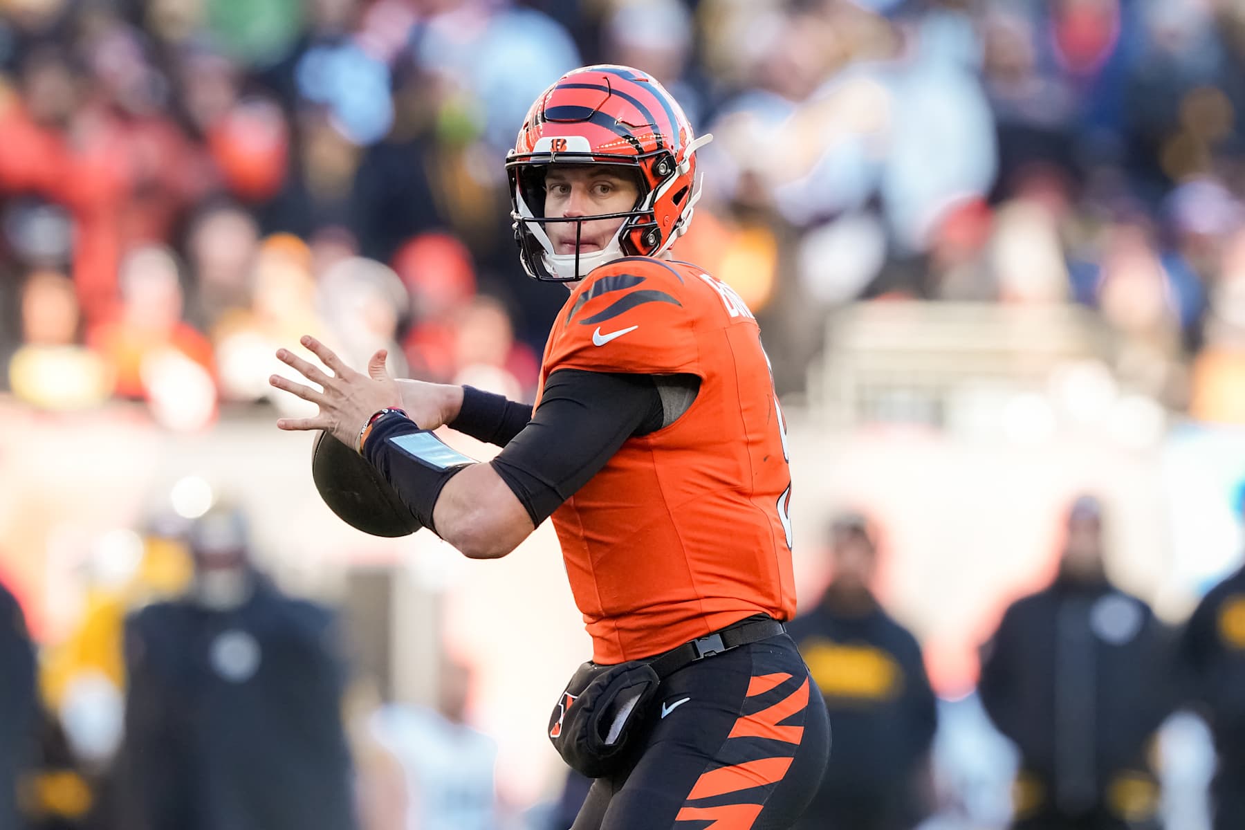CINCINNATI, OHIO - DECEMBER 01: Joe Burrow #9 of the Cincinnati Bengals throws a pass in the third quarter against the Pittsburgh Steelers at Paycor Stadium on December 01, 2024 in Cincinnati, Ohio. (Photo by Dylan Buell/Getty Images)