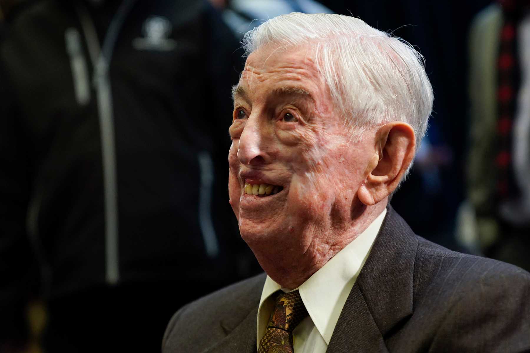 St. John's basketball teams to honor Lou Carnesecca with uniform ...