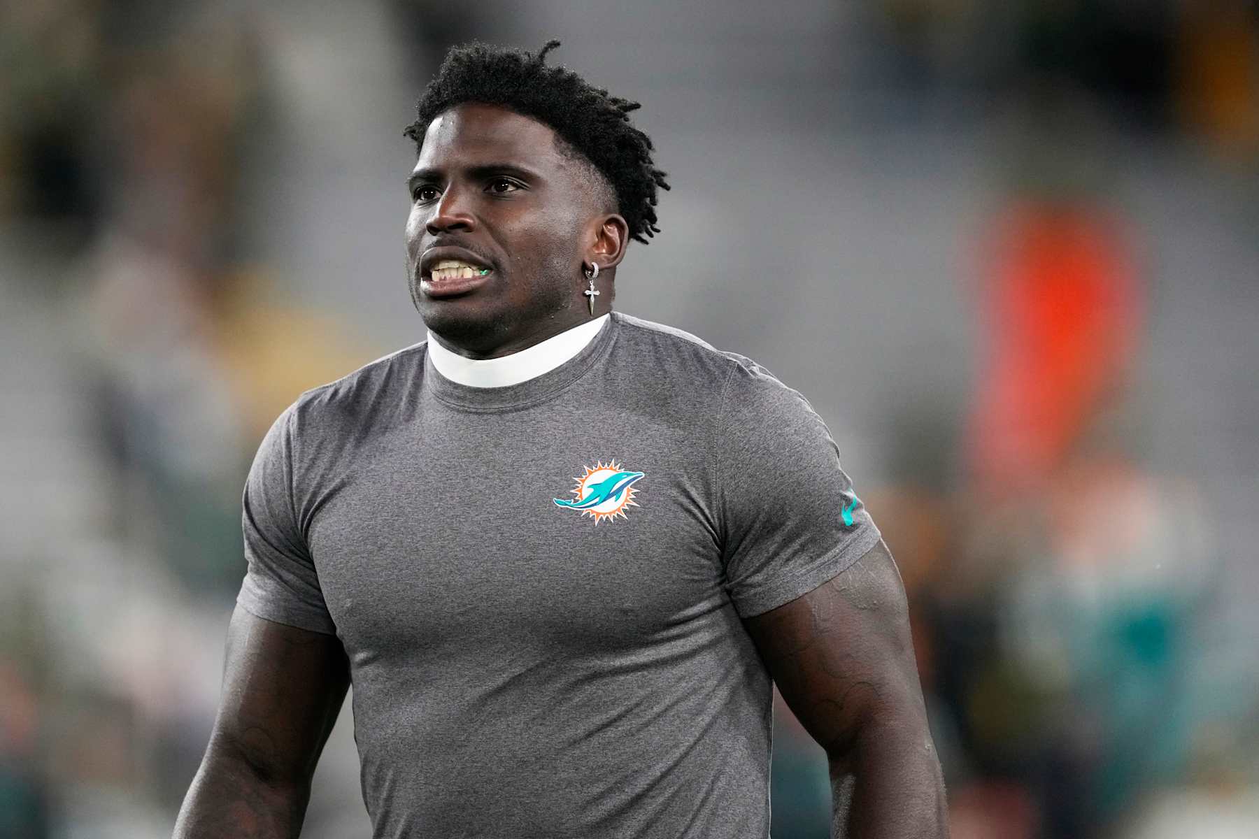 GREEN BAY, WISCONSIN - NOVEMBER 28: Tyreek Hill #10 of the Miami Dolphins warms up prior to a game Green Bay Packers at Lambeau Field on November 28, 2024 in Green Bay, Wisconsin. (Photo by Patrick McDermott/Getty Images)
