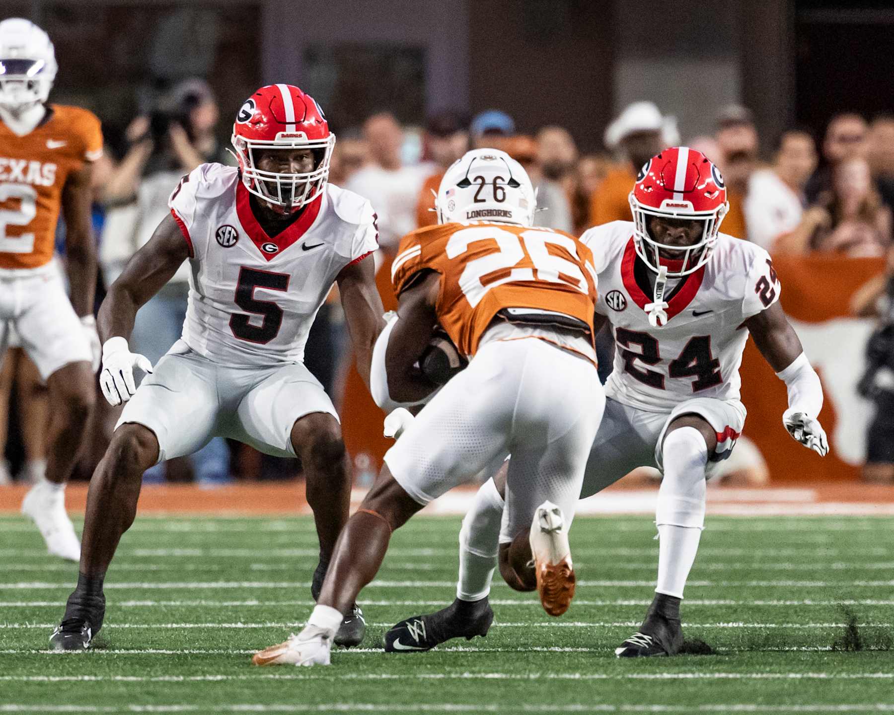 AUSTIN, TEXAS - OCTOBER 19: Raylen Wilson #5 and Malaki Starks #24 of the Georgia Bulldogs prepare to stop Quintrevion Wisner #26 of the Texas Longhorns during a game between the Georgia Bulldogs and the Texas Longhorns at Darrell K Royal-Texas Memorial Stadium on October 19, 2024 in Austin, Texas. (Photo by Steve Limentani/ISI Photos/Getty Images)