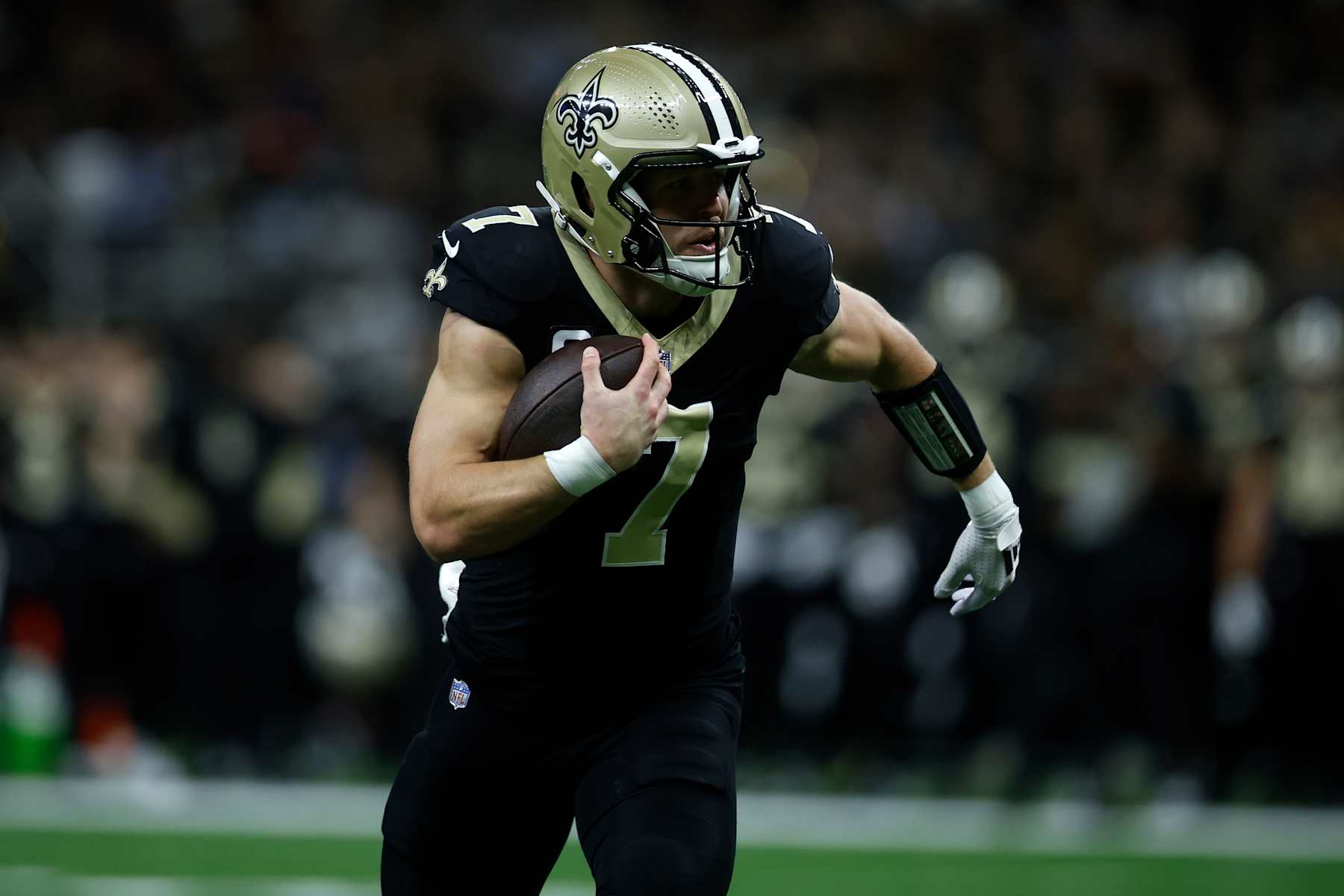 NEW ORLEANS, LOUISIANA - NOVEMBER 17: Taysom Hill #7 of the New Orleans Saints in action against Cleveland Browns at Caesars Superdome on November 17, 2024 in New Orleans, Louisiana. (Photo by Chris Graythen/Getty Images)