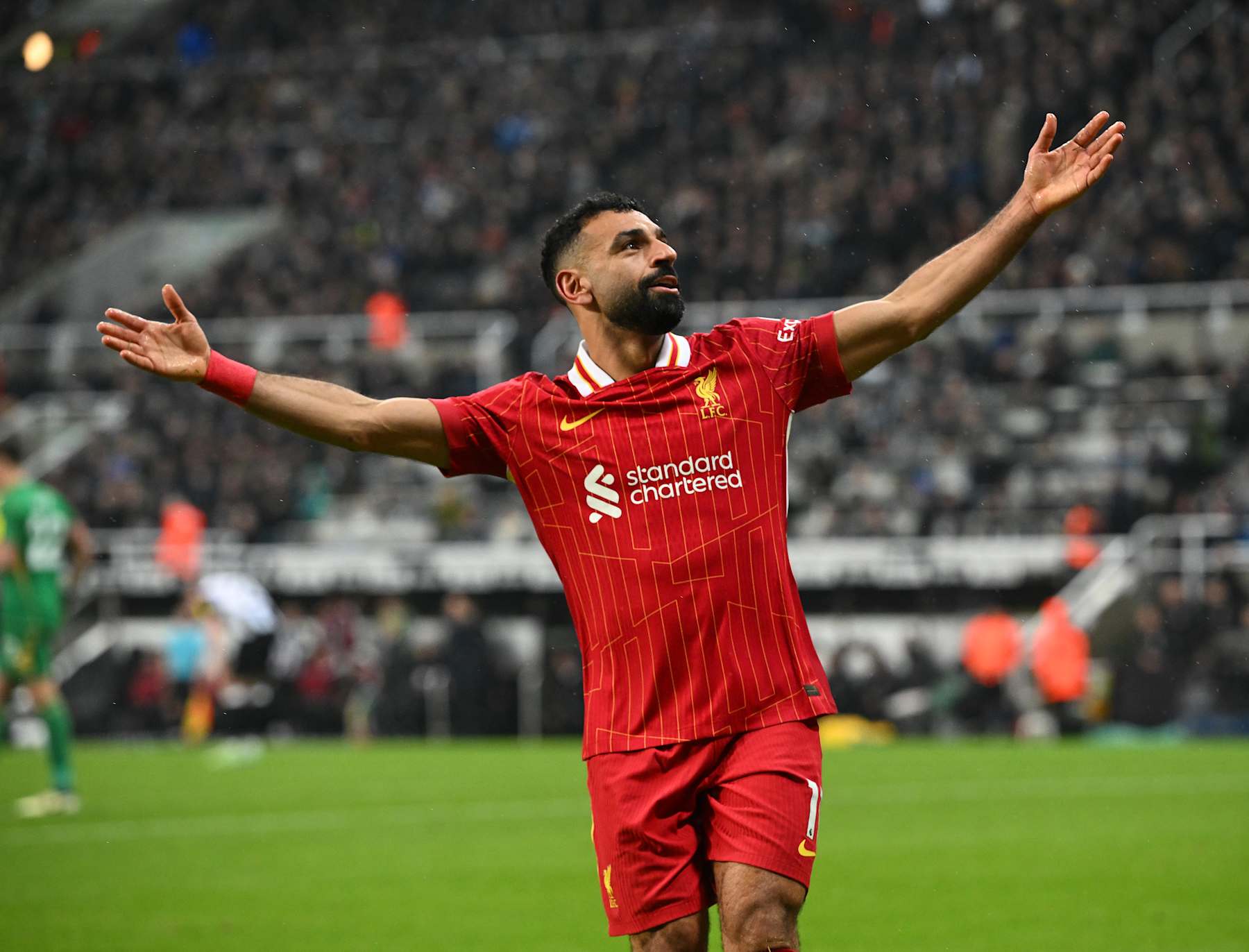 NEWCASTLE UPON TYNE, ENGLAND - DECEMBER 04: (THE SUN OUT, THE SUN ON SUNDAY OUT) Mohamed Salah of Liverpool celebrating after scoring the third Liverpool goal during the Premier League match between Newcastle United FC and Liverpool FC at St James' Park on December 04, 2024 in Newcastle upon Tyne, England. (Photo by John Powell/Liverpool FC via Getty Images)