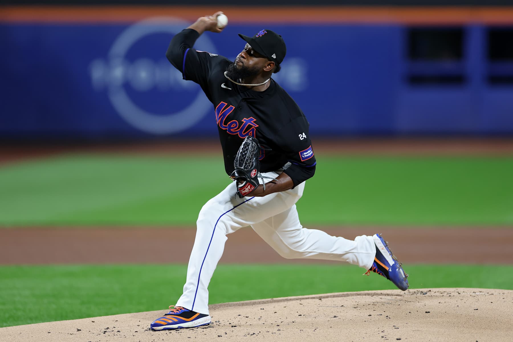 NEW YORK, NEW YORK - OCTOBER 16: Luis Severino #40 of the New York Mets pitches in the first inning against the Los Angeles Dodgers during Game Three of the National League Championship Series at Citi Field on October 16, 2024 in New York City. (Photo by Sarah Stier/Getty Images)