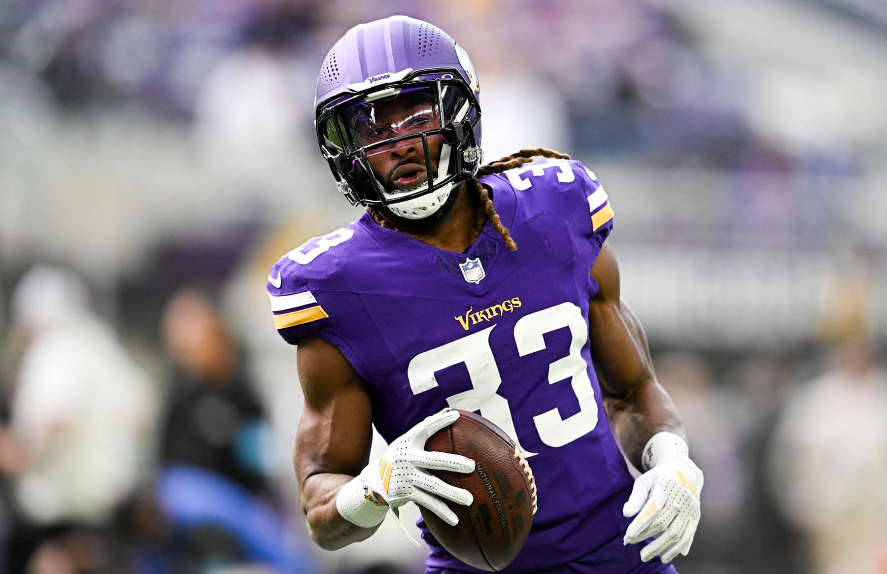 MINNEAPOLIS, MINNESOTA - DECEMBER 1: Aaron Jones #33 of the Minnesota Vikings warms up before the game against the Arizona Cardinals at U.S. Bank Stadium on December 1, 2024 in Minneapolis, Minnesota. (Photo by Stephen Maturen/Getty Images)