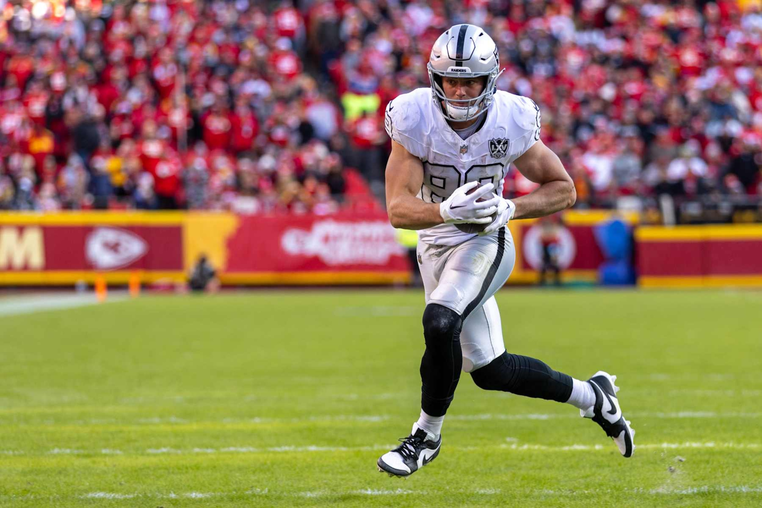 KANSAS CITY, MO - NOVEMBER 29: Las Vegas Raiders tight end Brock Bowers (89) runs the ball against the Kansas City Chiefs on November 29th, 2024 at GEHA Field Arrowhead Stadium in Kansas City, Missouri. (Photo by William Purnell/Icon Sportswire via Getty Images)