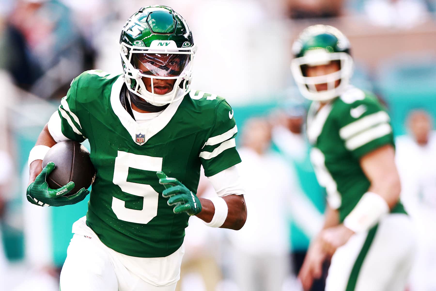 MIAMI GARDENS, FLORIDA - DECEMBER 08: Garrett Wilson #5 of the New York Jets runs the ball up the field in the first quarter of a game against the Miami Dolphins at Hard Rock Stadium on December 08, 2024 in Miami Gardens, Florida. (Photo by Carmen Mandato/Getty Images)